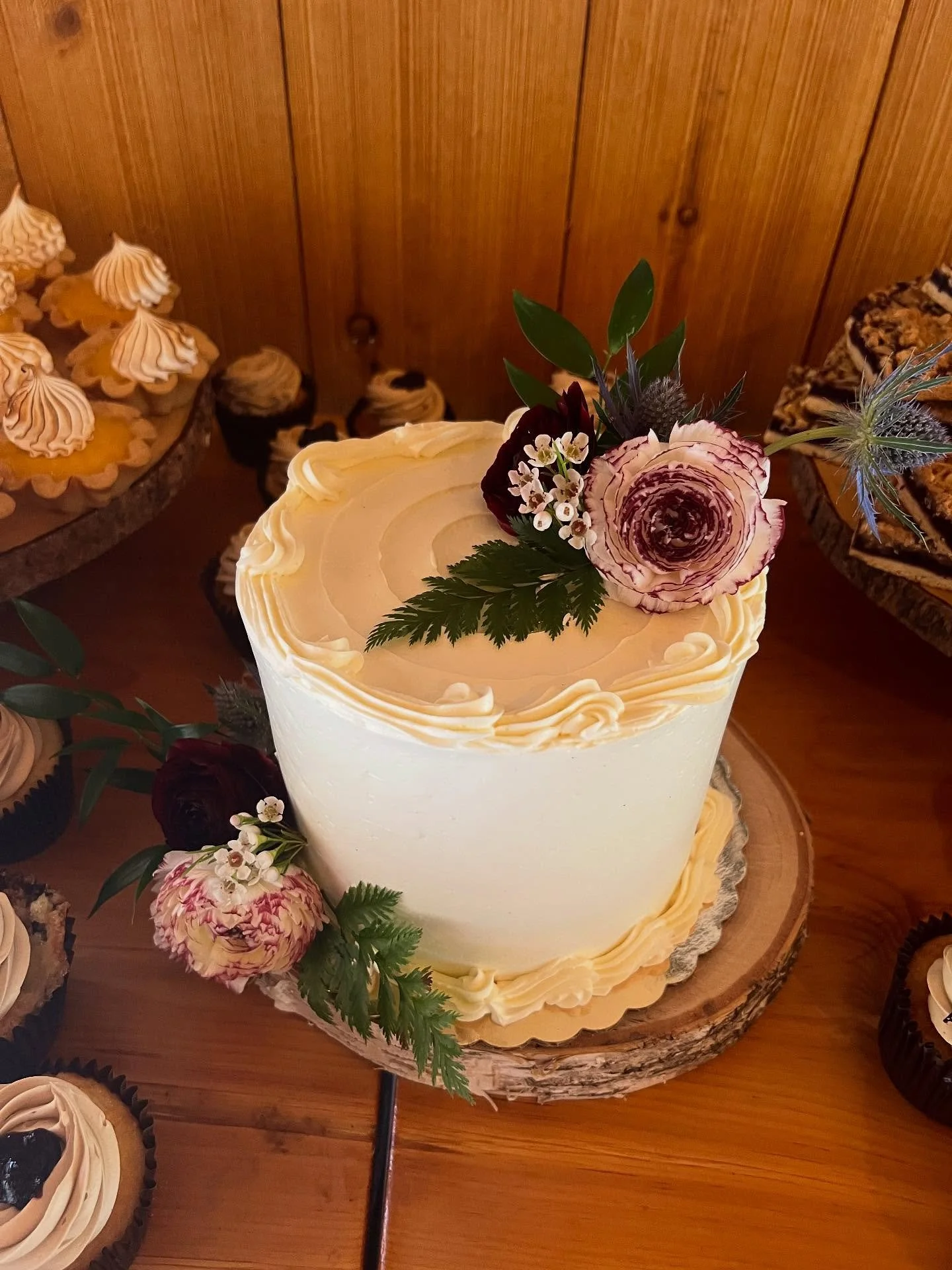 Oh what a spread for Mackenzie and Jamieson! 🥰💕🥰
.
Another perfect fall day in the books!
.
.
@madriverbarnvt 
@aschoolhousegarden 
.
.
#vtwedding #vermontwedding #weddings #vtbaker #weddingcake #cake #buttercreamcake #vermont #vt #wedding #vermon