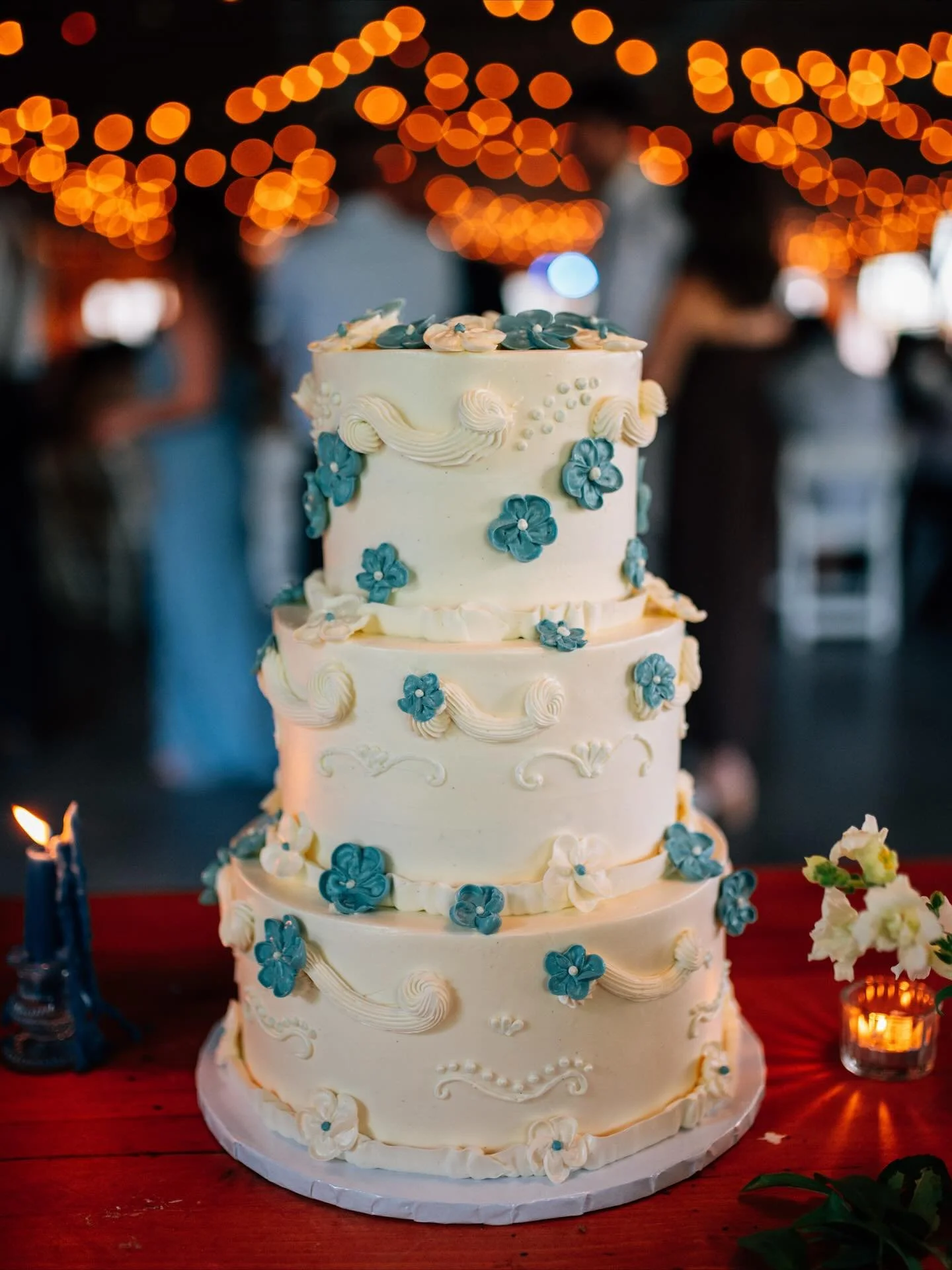 Throwback to Brandy and Justin&rsquo;s beautiful early August Wedding! 💕💕💕
.
This was one of those cakes that I looked forward to all summer and was so nervous about making the design that I saw in my head. I was happy with the results, but was fl