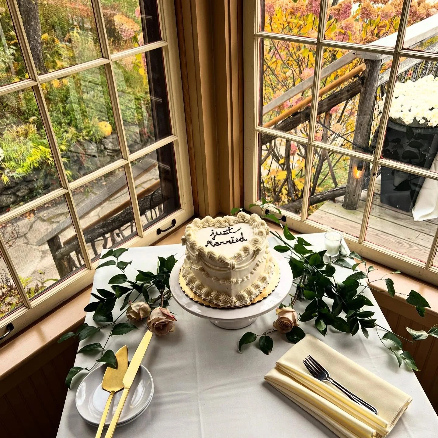 Romantic fall vibes all day long 🍂🤎🍂
.
Congratulations A&amp;A! 
.
@thepondsvt 
.
.
.
#vtwedding #vermontwedding #weddings #vtbaker #weddingcake #cake #buttercreamcake #vermont #vt #wedding #vermontbyvermonters #madeinvermont #shopsmall #shoplocal
