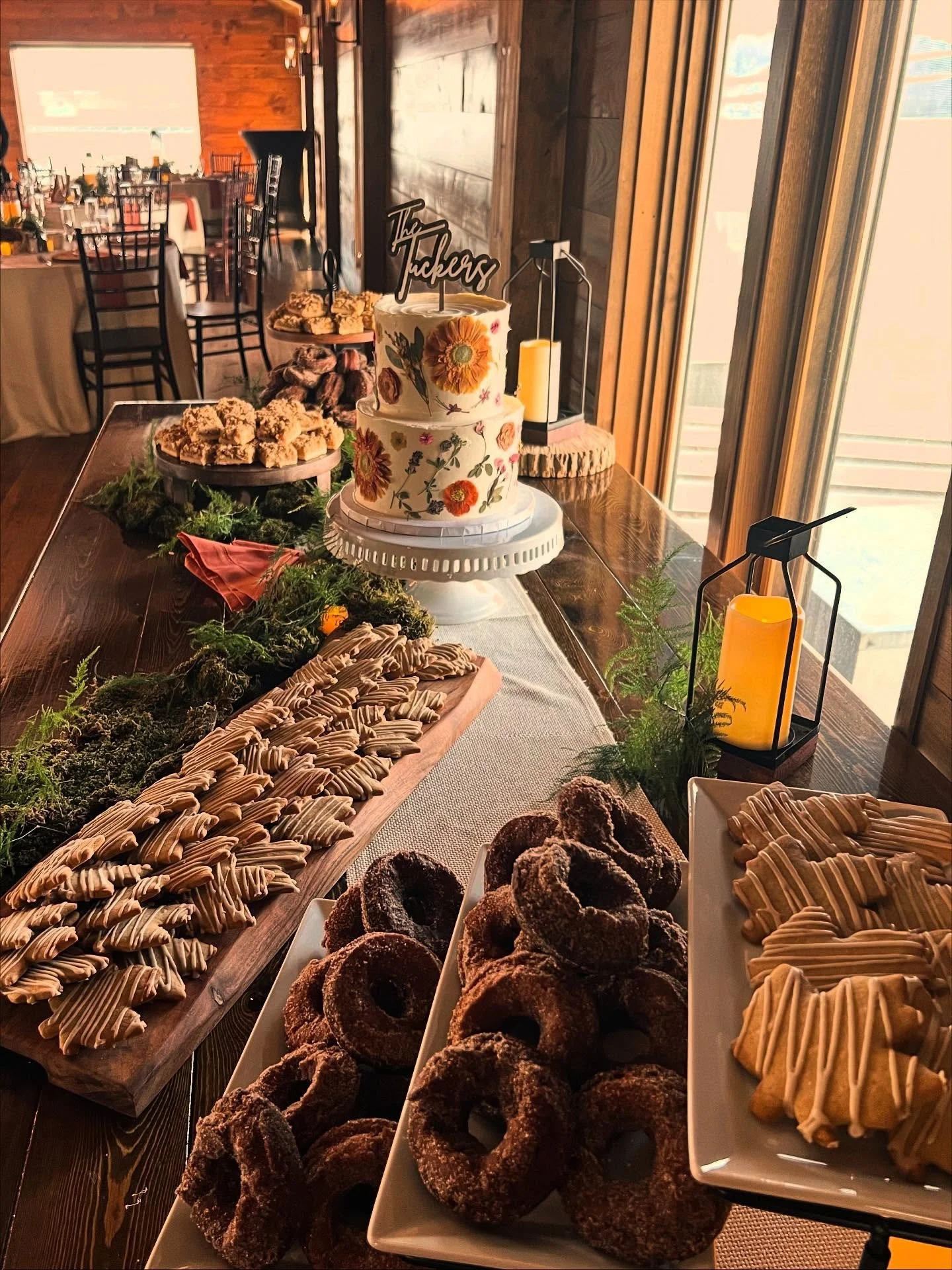 Cinnamon Sugar and Spice and everything nice! 
.
Congratulations to The Tuckers! 🤎🍂🤎
.
.
Maple Shortbreads, Apple Cider Donuts, Apple Crumble Bars, Vanilla Cake with Berry Jam and Berry Buttercream.
.
.
#vtwedding #vermontwedding #weddings #vtbake