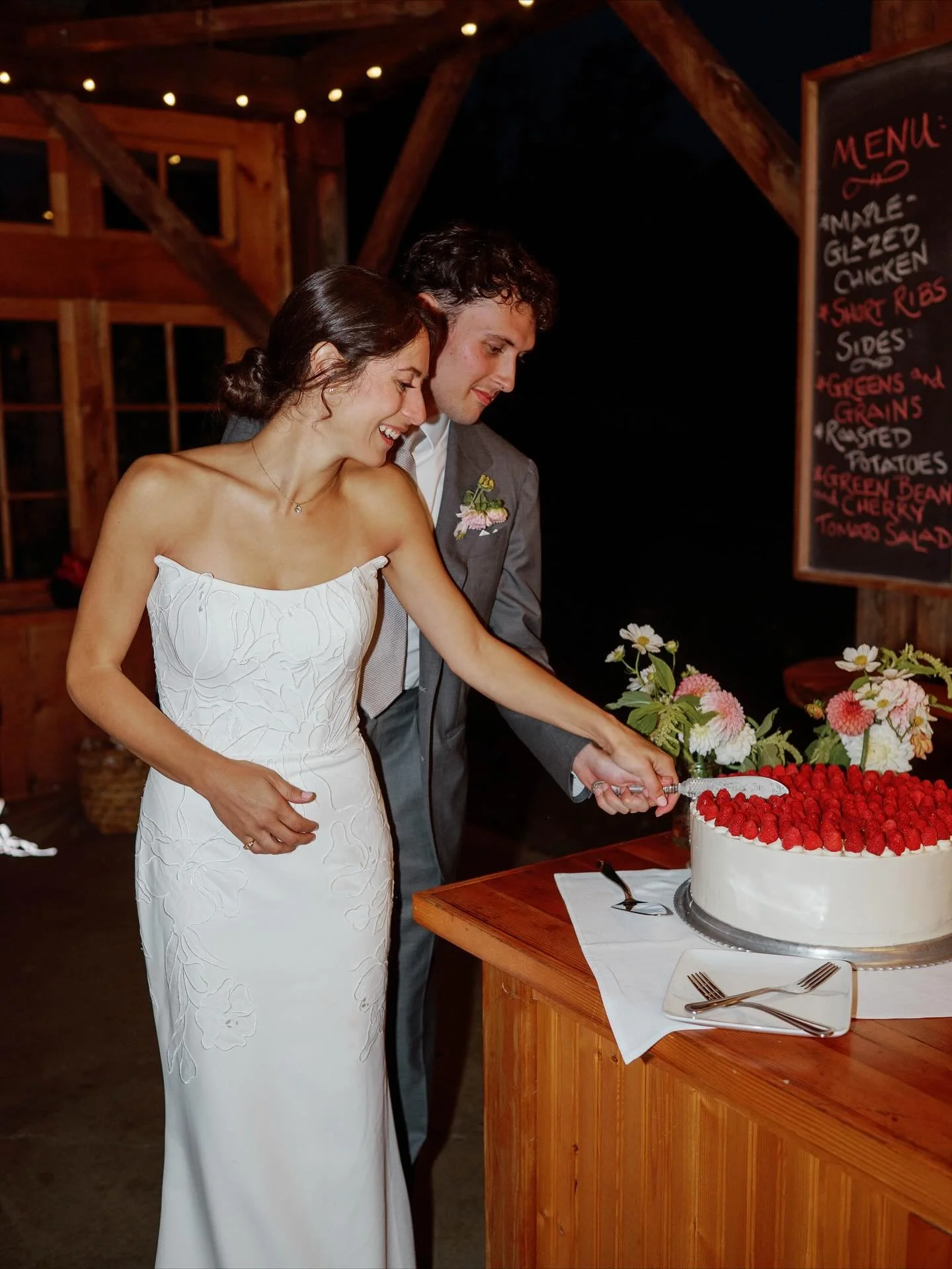 Their faces say it all! Love at first bite!
.
.
Now booking 2026 weddings, get in touch I would love to be a sweet part of your big day 💕
.
.
@lareaufarminn 
@kristy_burrell_photography 
@honeyflora_ 
.
#vtwedding #vermontwedding #weddings #vtbaker 