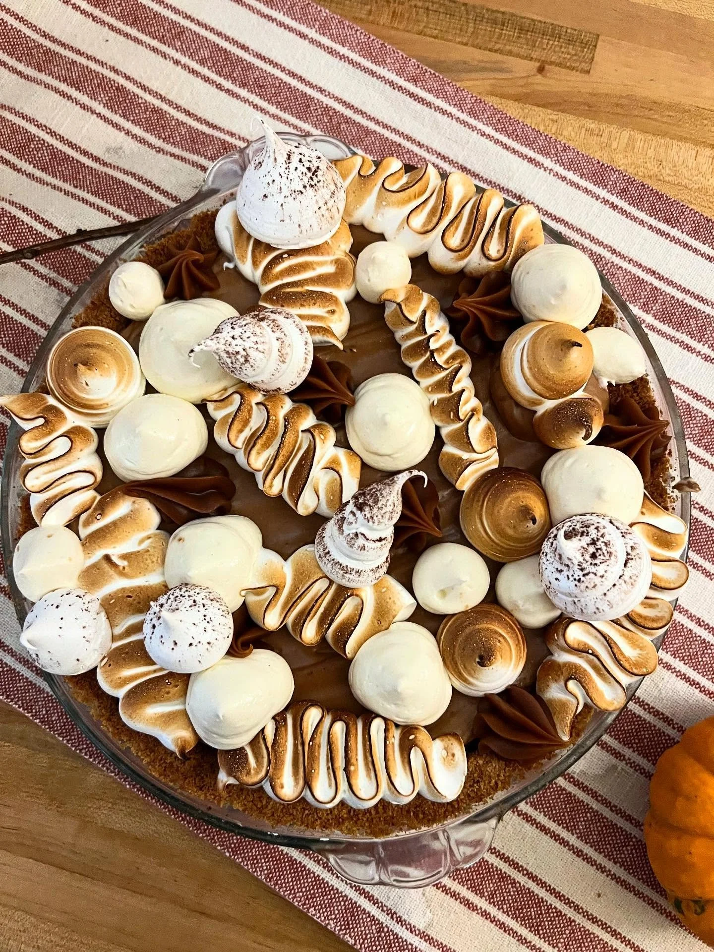 Thanksgiving is almost here&hellip;are you ready!?
.
Let me give you a little more information about my S&rsquo;mores Pie&hellip;
.
Homemade Graham Cracker Crust, a thin layer of Salted Caramel and Oooey Gooey Chocolate Pudding. Topped with Torched M