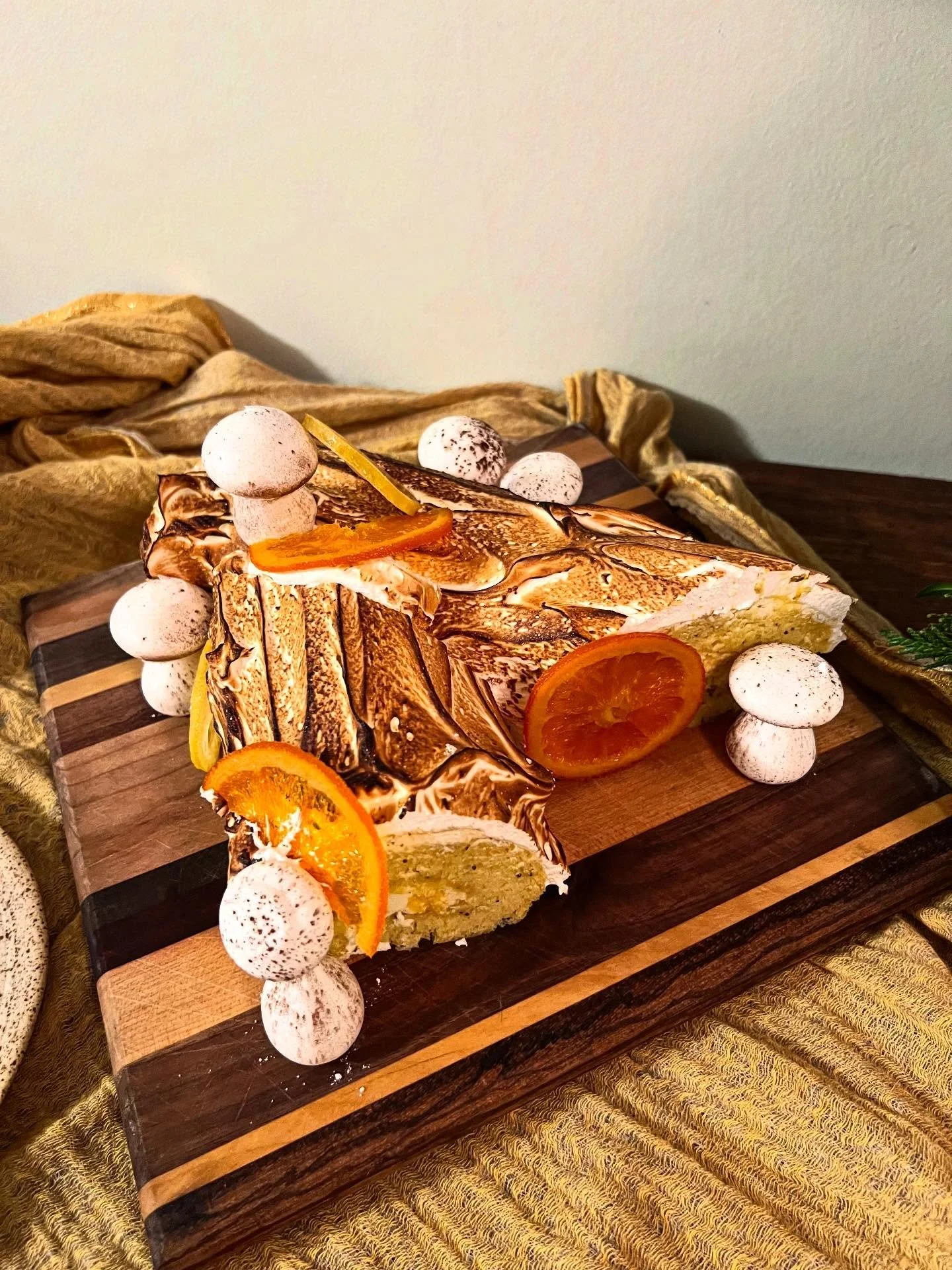 Let me introduce you to The Lemon Poppyseed Buche De Noel! 
.
Lemon Poppyseed Roulade Cake with Vanilla Buttercream, Lemon Curd, Torched Meringue and Meringue Mushrooms and Candied Orange Slices 🍄 🍋
.
Available on my holiday menu. Head to my websit