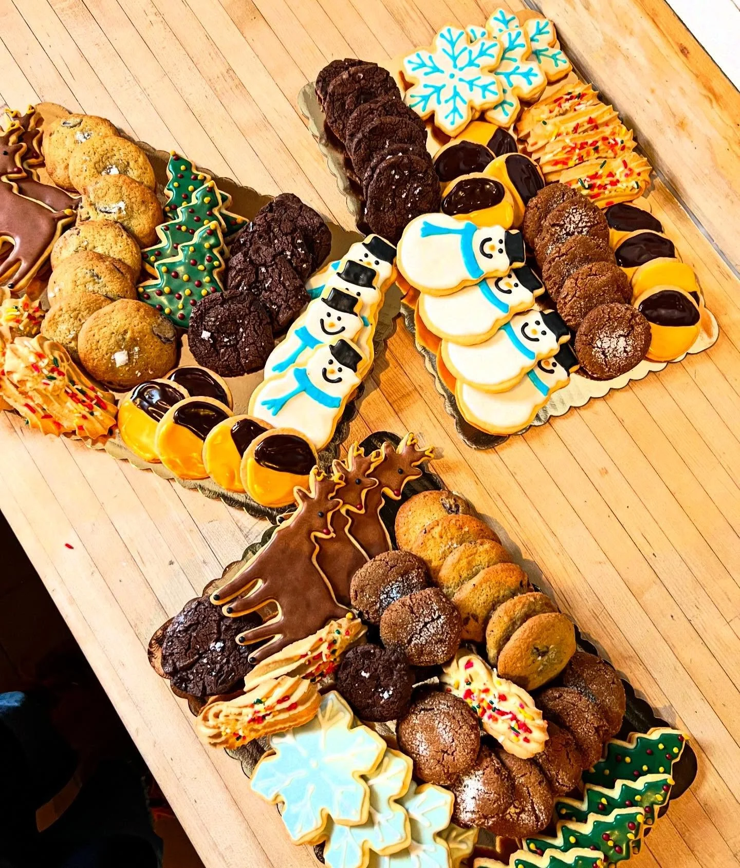 Cookies Cookies and More Cookies! 🍪 🍪🍪🍪
.
Still living in cookie world over here in my corner of the kitchen. These cookies boards made their way to a cozy holiday party last weekend.
.
.
It&rsquo;s pretty crazy how quickly this wedding baker bec