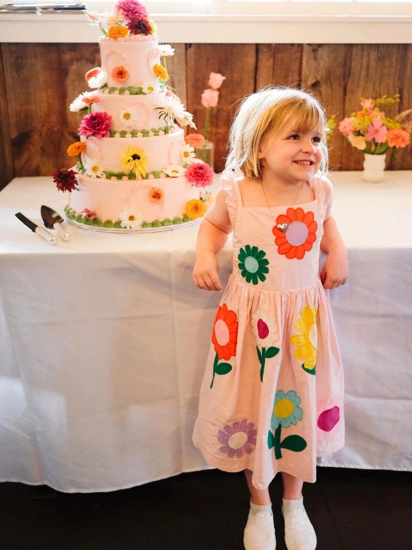 Manifesting all the color and joy these pictures give off for 2026! 
.
@graftoninnweddings 
@channingsees 
@tapalou_guilds_flowers 
.
.
#vtwedding #vermontwedding #weddings #vtbaker #weddingcake
.
Shop Local, Vermont Weddings, Wedding Cakes, The Mad 