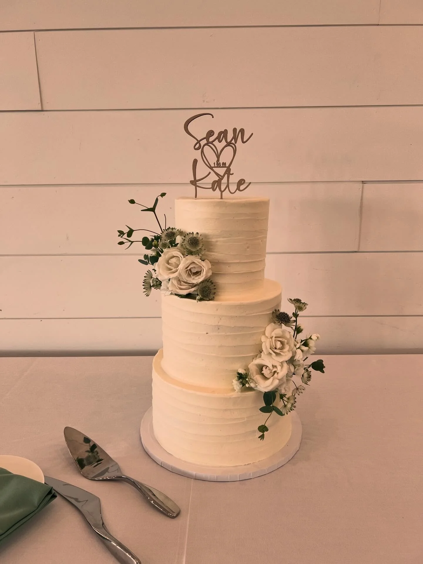 Congratulations to Kate and Sean! 💕 
.
The cold temperatures didn&rsquo;t spoil their day! 
.
Beautiful Blooms from @oakandbeeflorals 
.
.
.
#vtwedding #vermontwedding #weddings #vtbaker #weddingcake
.
Shop Local, Vermont Weddings, Wedding Cakes, Th