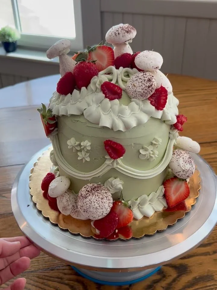 When Vintage Meets Woodsy
.
Rosemary Polenta with Cream Cheese Frosting, Vanilla Buttercream, Berries and Meringue Mushrooms
.
.
#vtwedding #vermontwedding #weddings #vtbaker #weddingcake
.
Shop Local, Vermont Weddings, Wedding Cakes, The Mad River V