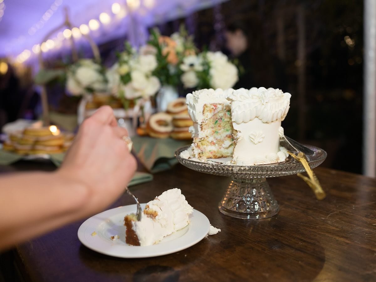 First bite moment! 💃🕺
.
.
.
Photography: @corynkieferphoto 
Venue: @topnotchresort
Florals: @aschoolhousegarden
HMUA: @hopcraftcollective
Dress: @inesdisanto
Band: @wilsonstevensbands
Lighting: @griffingriffinlighting
Tent/rentals: @vermonttent 
Tr