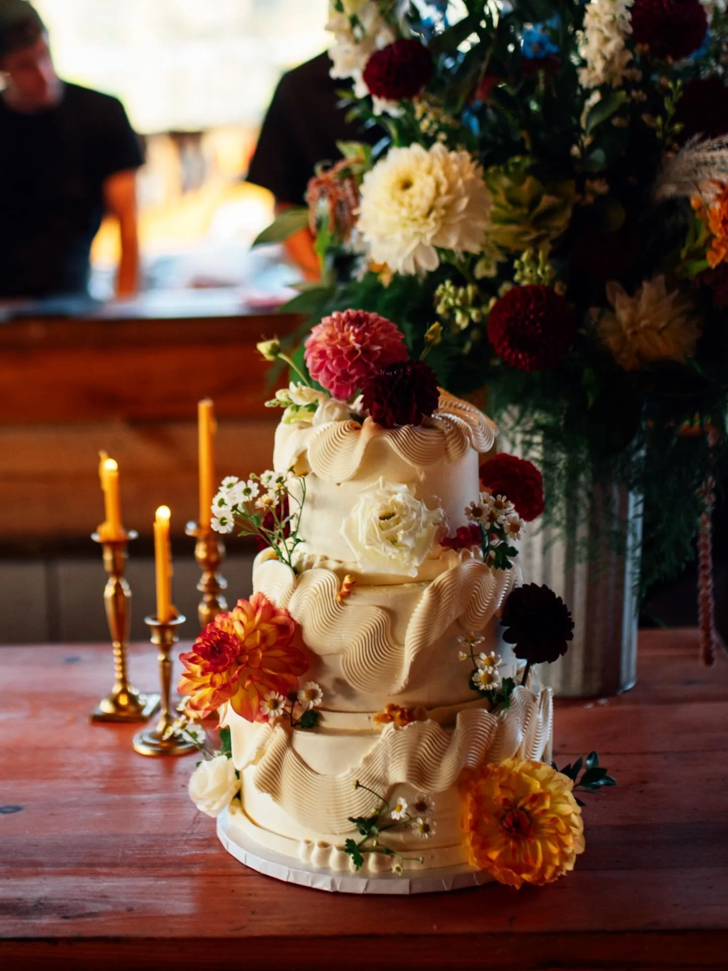 Easy, Breezy, Beautiful and continuous my favorite style from last summer. I wonder what my favorite style from next summer will be! 
.
.
@lareaufarminn 
@whiskyspice 
@flowerpowervt 
.
.
.
#vtwedding #vermontwedding #weddings #vtbaker #weddingcake
.