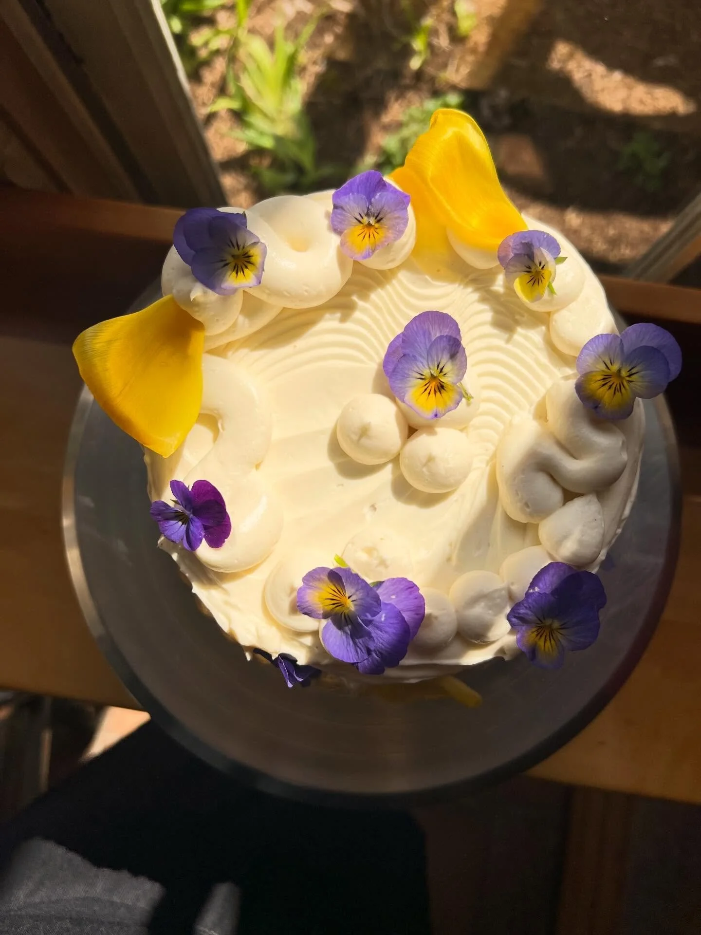 When squiggles, flowers and sunshine is all you need on a Saturday morning!
.
Rosemary Polenta Cake with Cream Cheese Frosting. Simple and Delicious!
.
.
.
#vtwedding #vermontwedding #weddings #vtbaker #weddingcake
.
Shop Local, Vermont Weddings, Wed