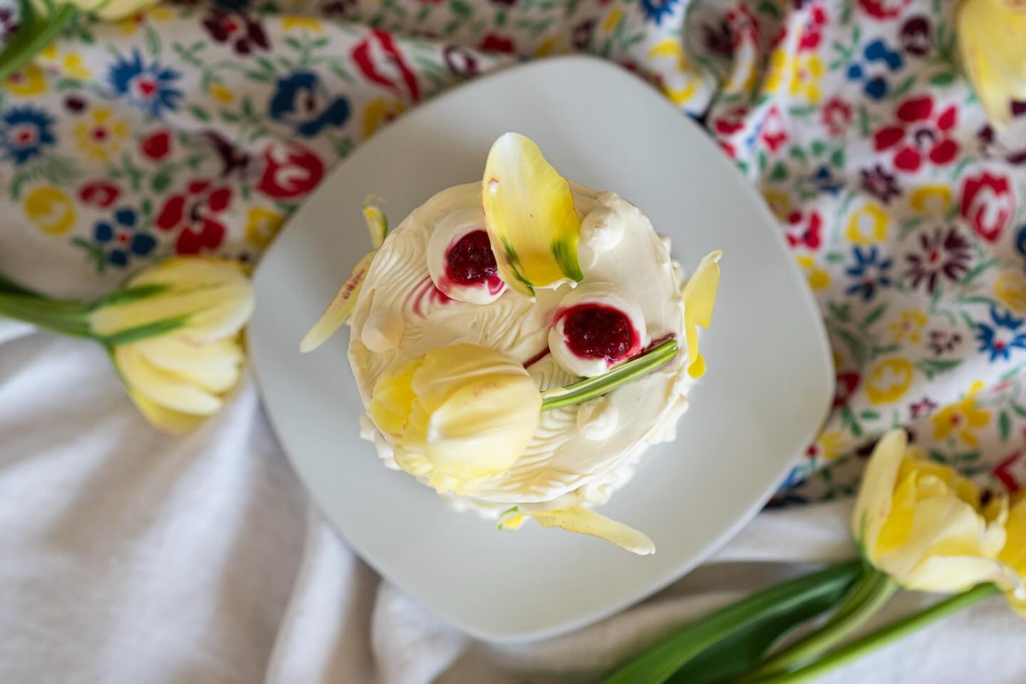 The last of my trio of new flavors! Milk and Honey Cake with White Chocolate Cream Cheese Frosting and Raspberry Jam! 💁&zwj;♀️
.
It&rsquo;s somehow sweet and tangy, moist and crunchy in all the best ways. I honey just love this one and have been toy