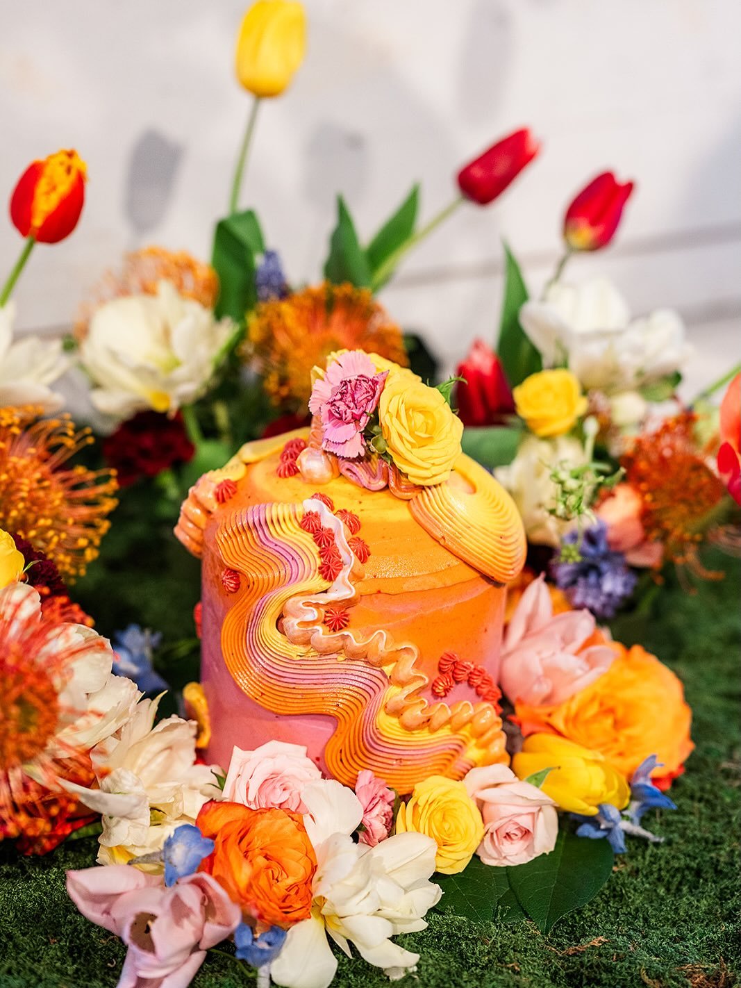 When the prompt is Color Theory and watch a bunch of florists dress up a cake you are bound to get something with a lot of color and flair! 
.
So fun to collaborate with @floralartvt and @thehiddendaisyfloral and crash their Floralpreneur&reg; Worksh