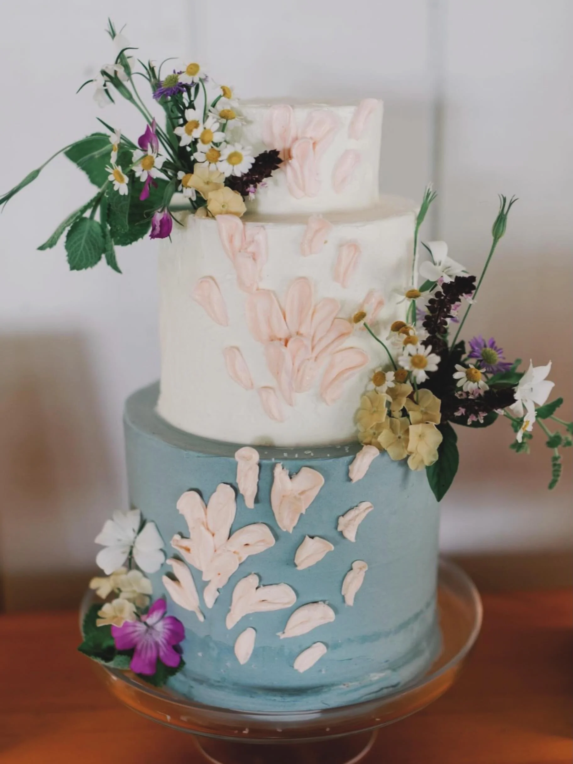 Gearing up for another full season @lareaufarminn. Such a pleasure to work so closely with this team and can&rsquo;t wait to see what the summer brings!
.
.
📸 @julialuckett 
.
.
#vtwedding #vermontwedding #weddings #vtbaker #weddingcake
.
Shop Local
