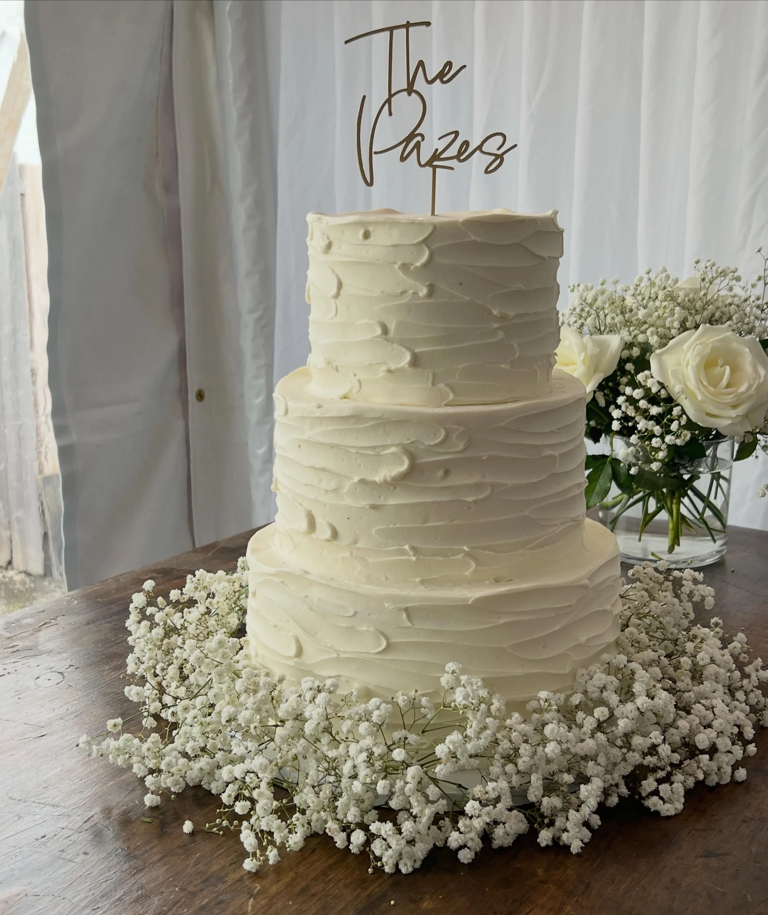 Congratulations to Hailey and Matt! 💗
.
Red Velvet Cake with Cream Cheese Frosting.
. 
Lemon Squares, GF Cheesecake Squares, Chocolate Chip Cookies, Whoopie Pies!
.
.
@topnotchresort 
@tipsytulipdesigns 
.
.
.
#vtwedding #vermontwedding #weddings #v