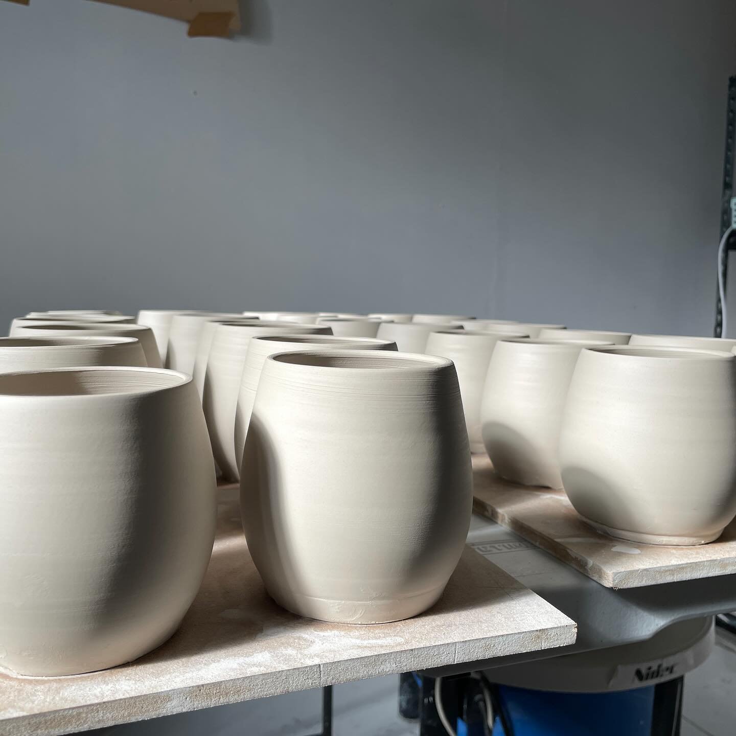 A bit of dreamy morning light in @sono_studio yesterday morning, 39 pots thrown on monday&hellip; a floppy one did go to god, we love to edit
#melbournemade #ceramics #productionpottery