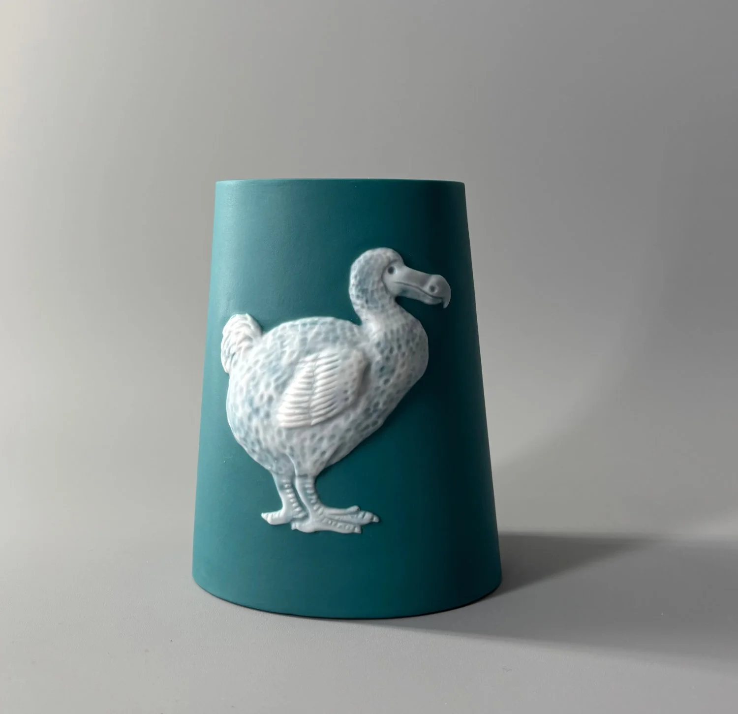 Dodo_vase_concave_teal_white.jpg