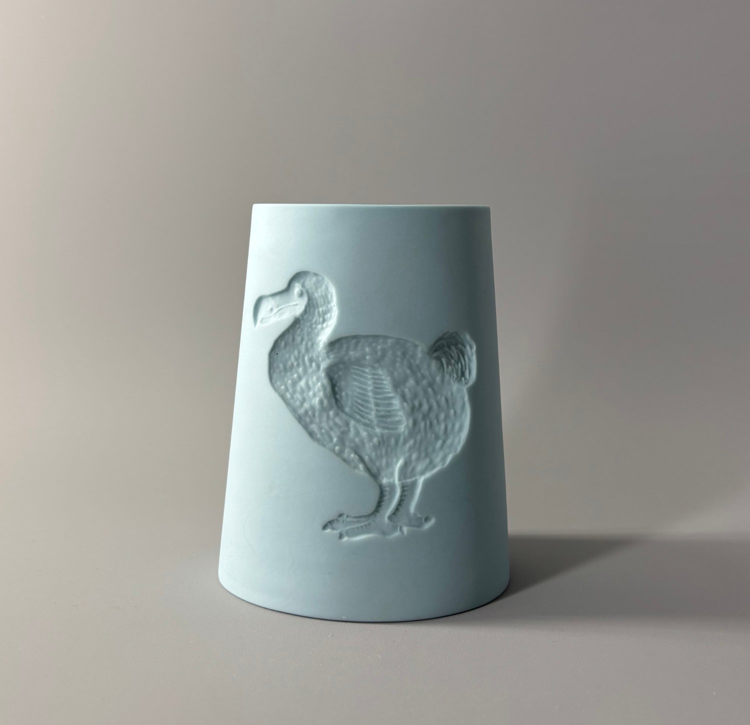 Dodo_vase_concave_light_blue.jpg