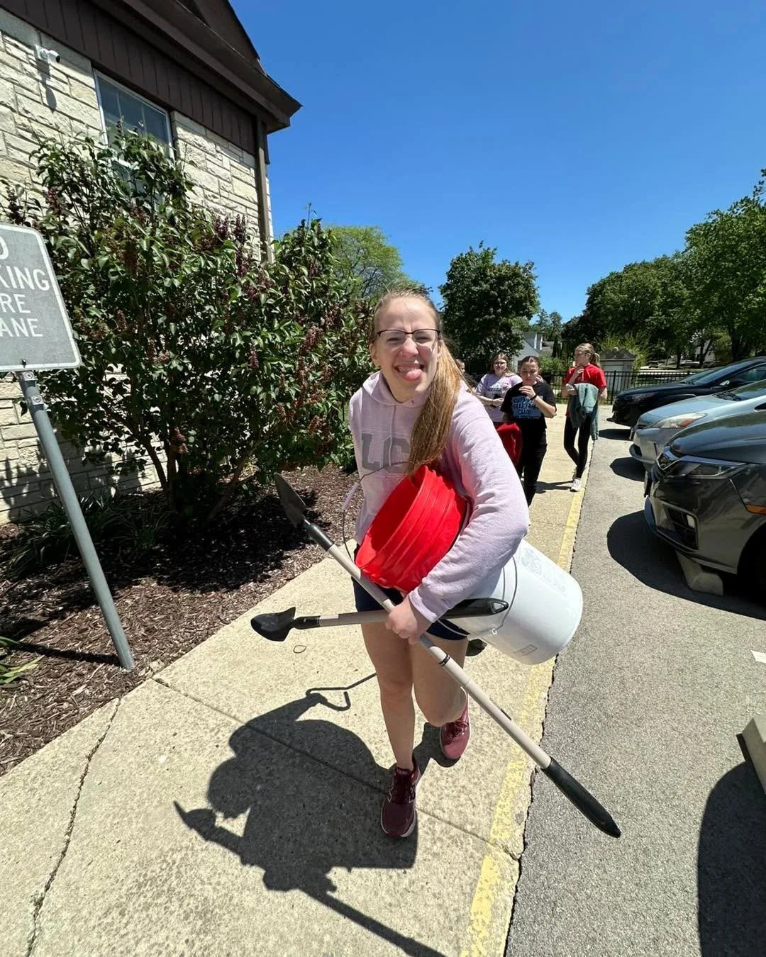 A huge thank you to the Lift groups from Lake Country Lutheran for spending time volunteering at Journeys today! 💙 They helped with cleaning, weeding, and most importantly, building connections by playing and spending time with our students. We appr