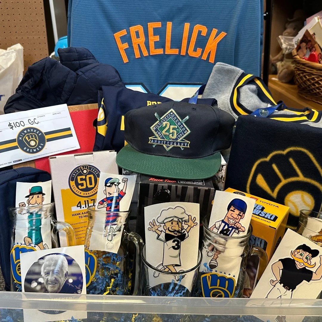 𝐓𝐡𝐞 𝐫𝐚𝐟𝐟𝐥𝐞 𝐛𝐚𝐬𝐤𝐞𝐭𝐬 𝐚𝐫𝐞 𝐥𝐨𝐨𝐤𝐢𝐧𝐠 𝐆𝐎𝐎𝐃. 👀🎁
Here&rsquo;s a little sneak peek before Bags, Beer &amp; Bites this Saturday - and yes, you can start trying your luck early!
🎟️ Raffle tickets are available to purchase in the 