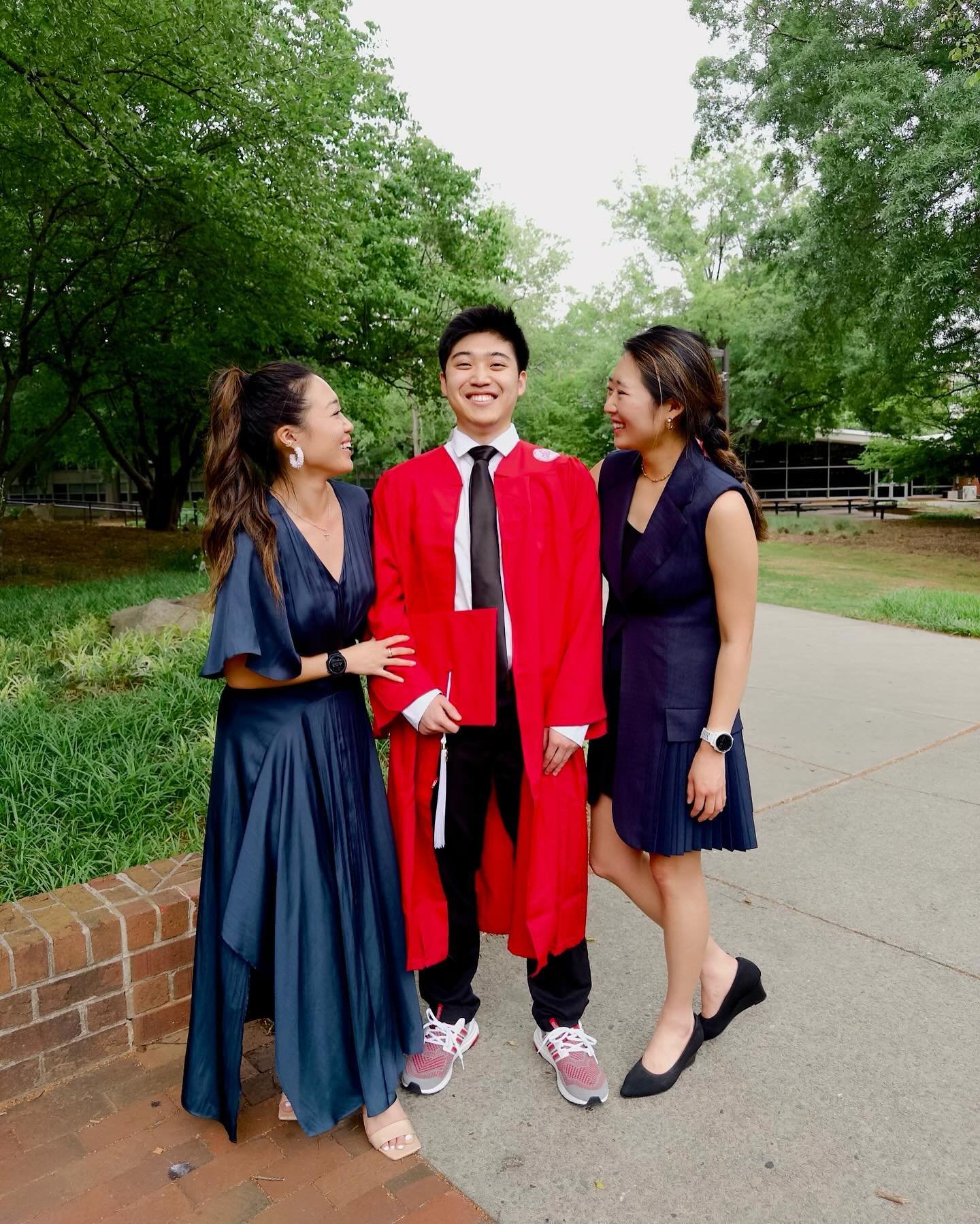 3/3 of the Lee siblings have officially graduated college 🥲🎓// now we have two chemical engineers in the Lee household. We&rsquo;re so proud of you @thelegitdan on this huge milestone. You&rsquo;re finally a college grad! 🐺❤️

#graduation #college