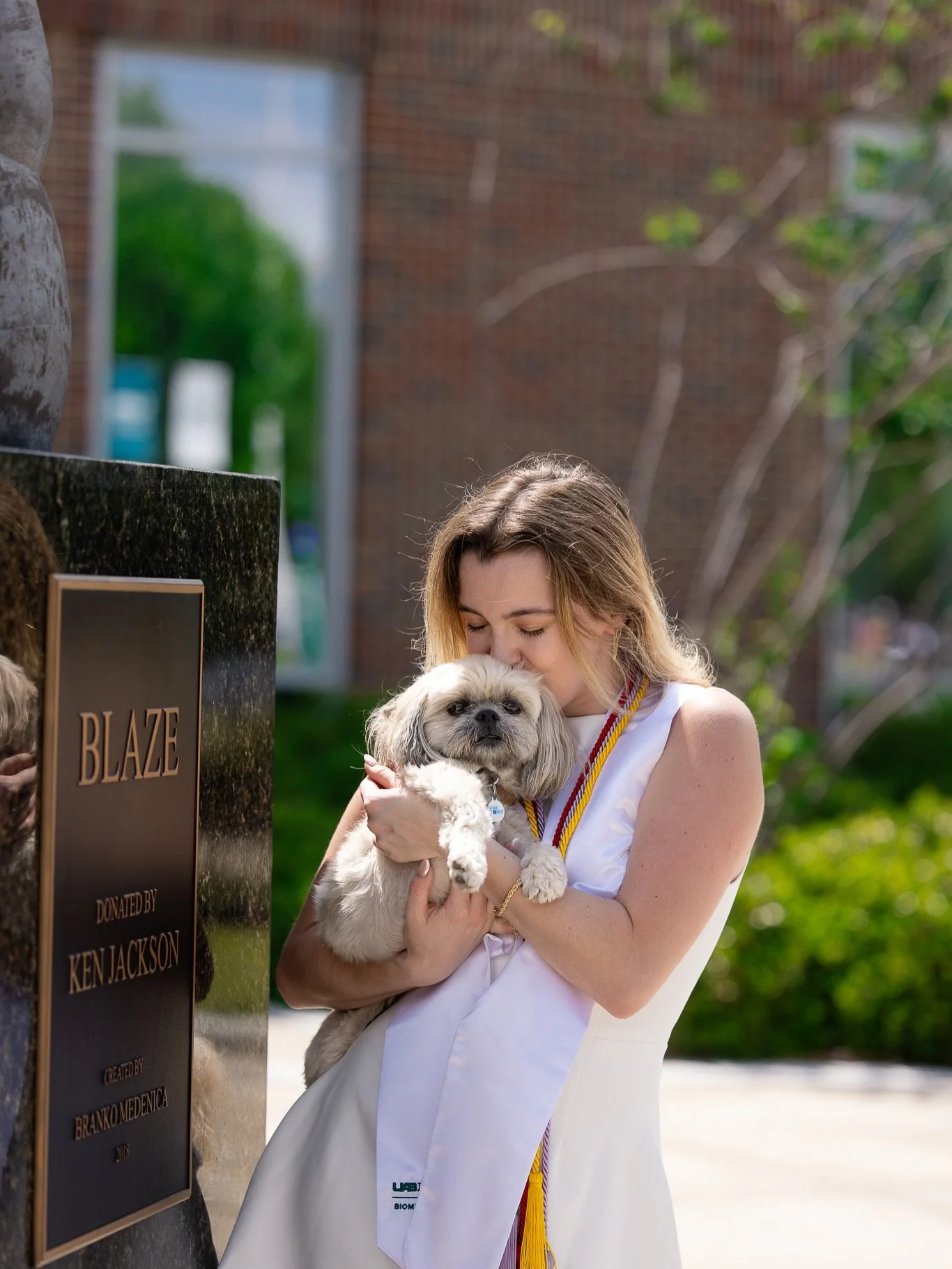 Just a girl, her puppy, AND a new degree :) 🎓 When you think of graduation photos taken, what does that mean to you? As a photographer (for me), it means ensuring that my clients are comfortable. 
 
This is a milestone in your life that not only can