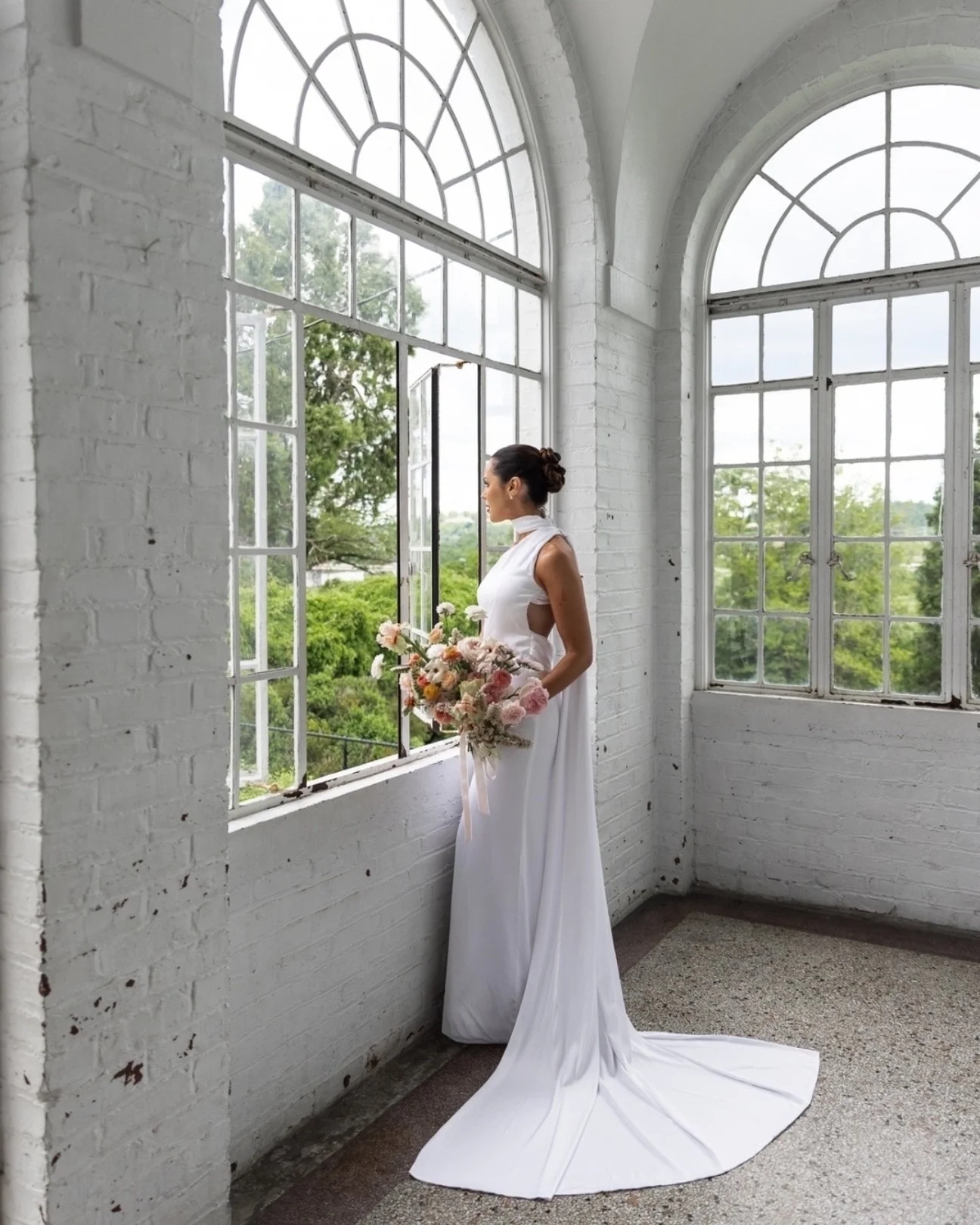 A quiet moment before the &ldquo;I do,&rdquo; with Tennessee River as the perfect backdrop. 🖤 Classic, timeless, and full of anticipation - bridal portraits like these are why I&rsquo;ll never get over wedding days.
 
 
 
#bryantstudio #tennessewedd
