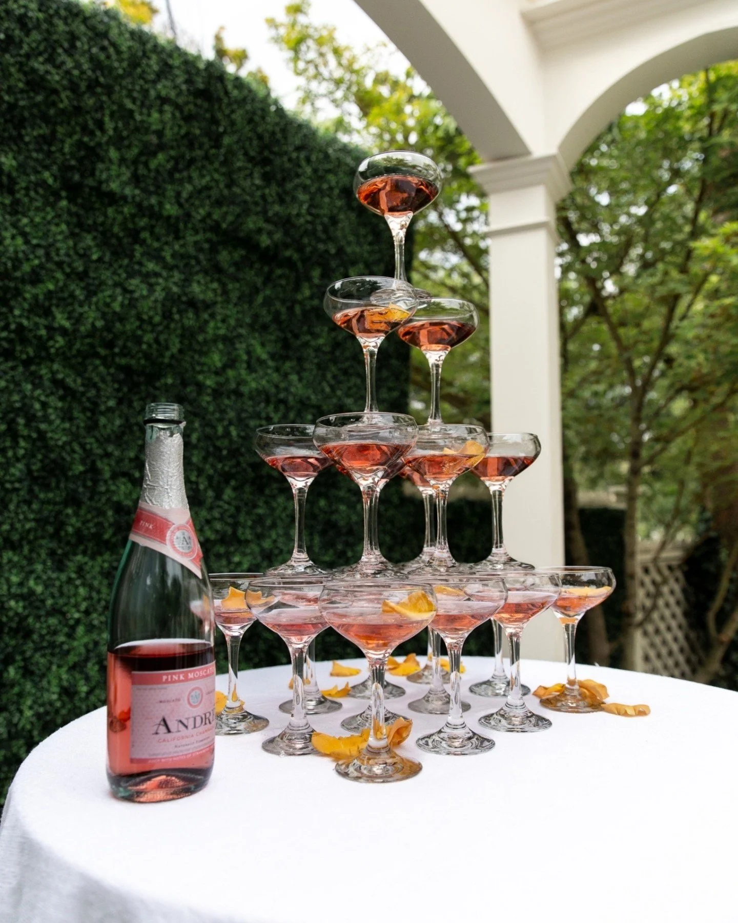 How gorgeous is this table decor? Simple yet impactful.
 
Table Setting: @sovintagega
 
 
#bryantstudio #tablesettingbogor #tablesettings #tablesetting #weddingdecor #weddingd&eacute;cor #weddingdecorations #alabamaweddings #georgiaweddings