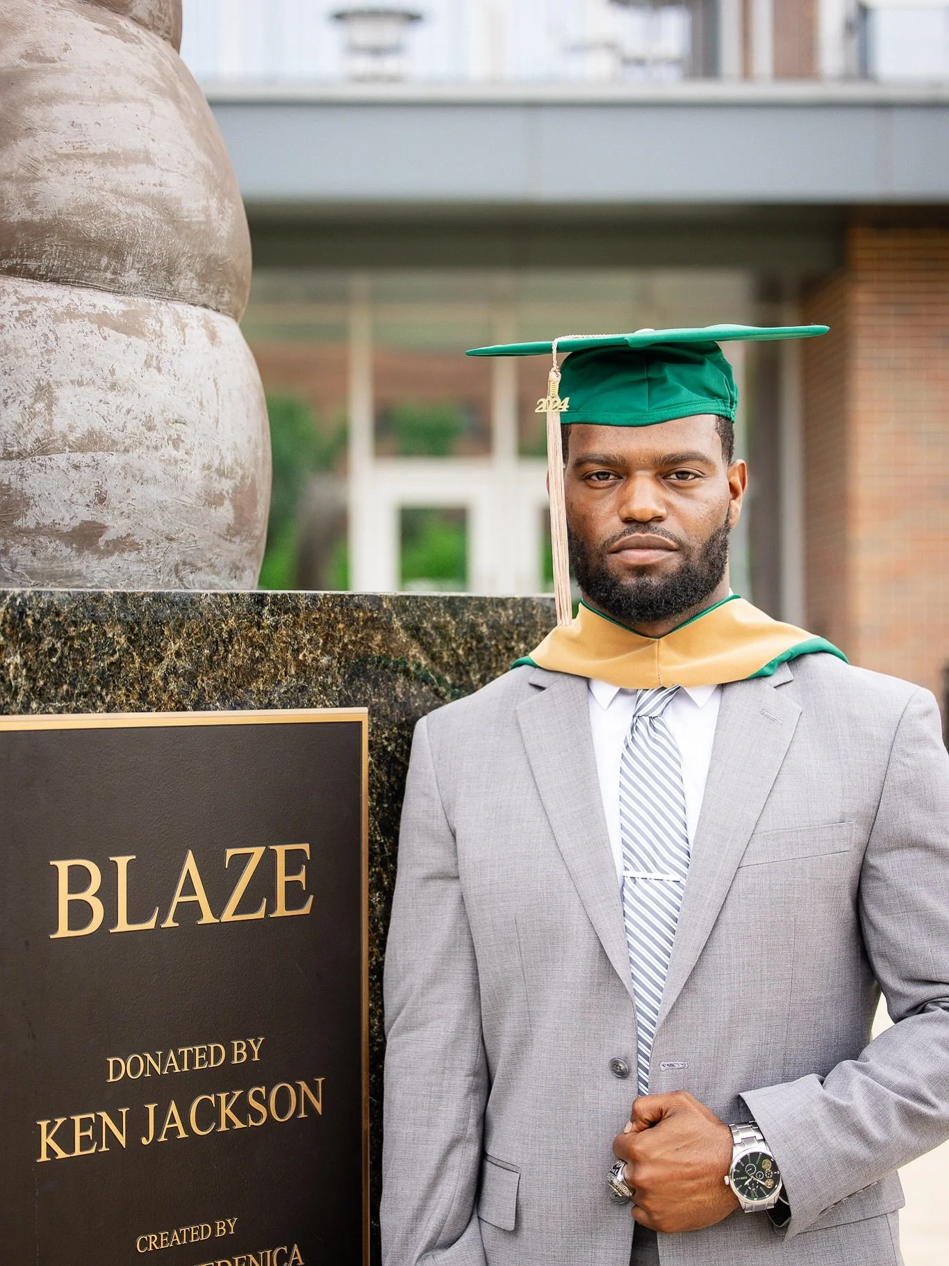 We love a polished look. Simple and clean goes a long way when it comes to graduation photos. It&rsquo;s timeless, stands for  generations and it&rsquo;s something that you can always look back on at any stage of your life.

📍University of Alabama a