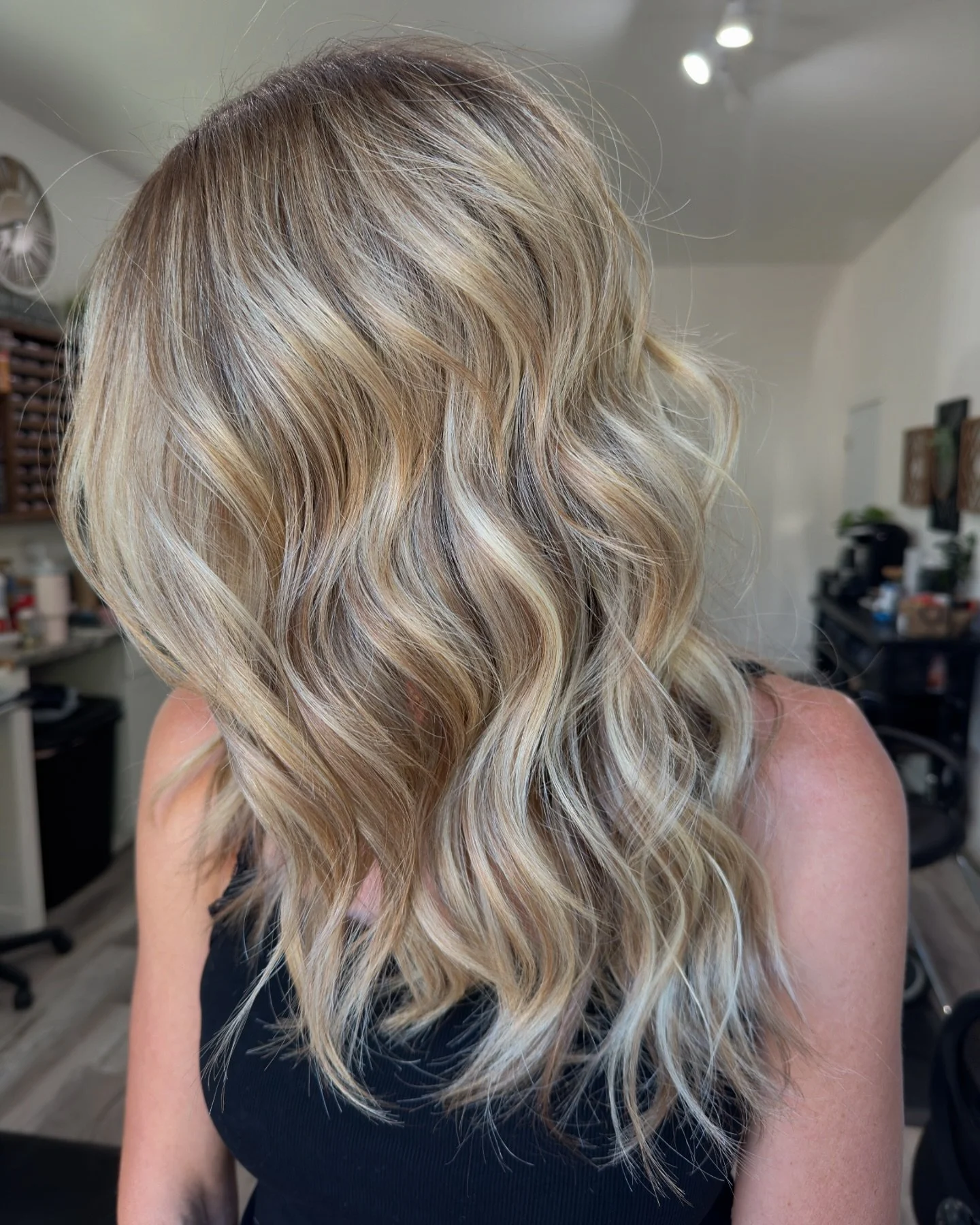 🍁 Fall into blonde 🍁 
✔️Healthy
✔️Dimensional (a mix of highs and lows)
✔️Smooth transitional grow out (won&rsquo;t need to come back for about 4 months)
✔️Ready for fall 

Don&rsquo;t you just love when seasons change?? 🍂