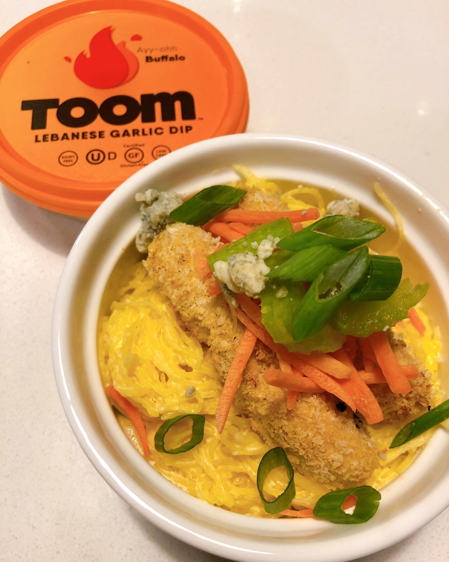 Love that creamy delicious Buffalo chicken mac &amp; cheese but know all the dairy will make you feel like 💩? @toomdips dairy free Buffalo dip (and all the others!) are so dang versatile to make those healthier, dairy free, creamy sauces for the fla