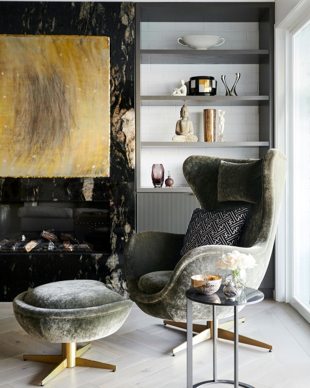 PORT STEPHENS HOUSE I - A large slab of dark quartzite serves as the striking centerpiece, exuding a sense of luxury and sophistication. Nestled nearby, an egg chair in plush velvet invites you to unwind and relax by the cozy fire. The herringbone fl