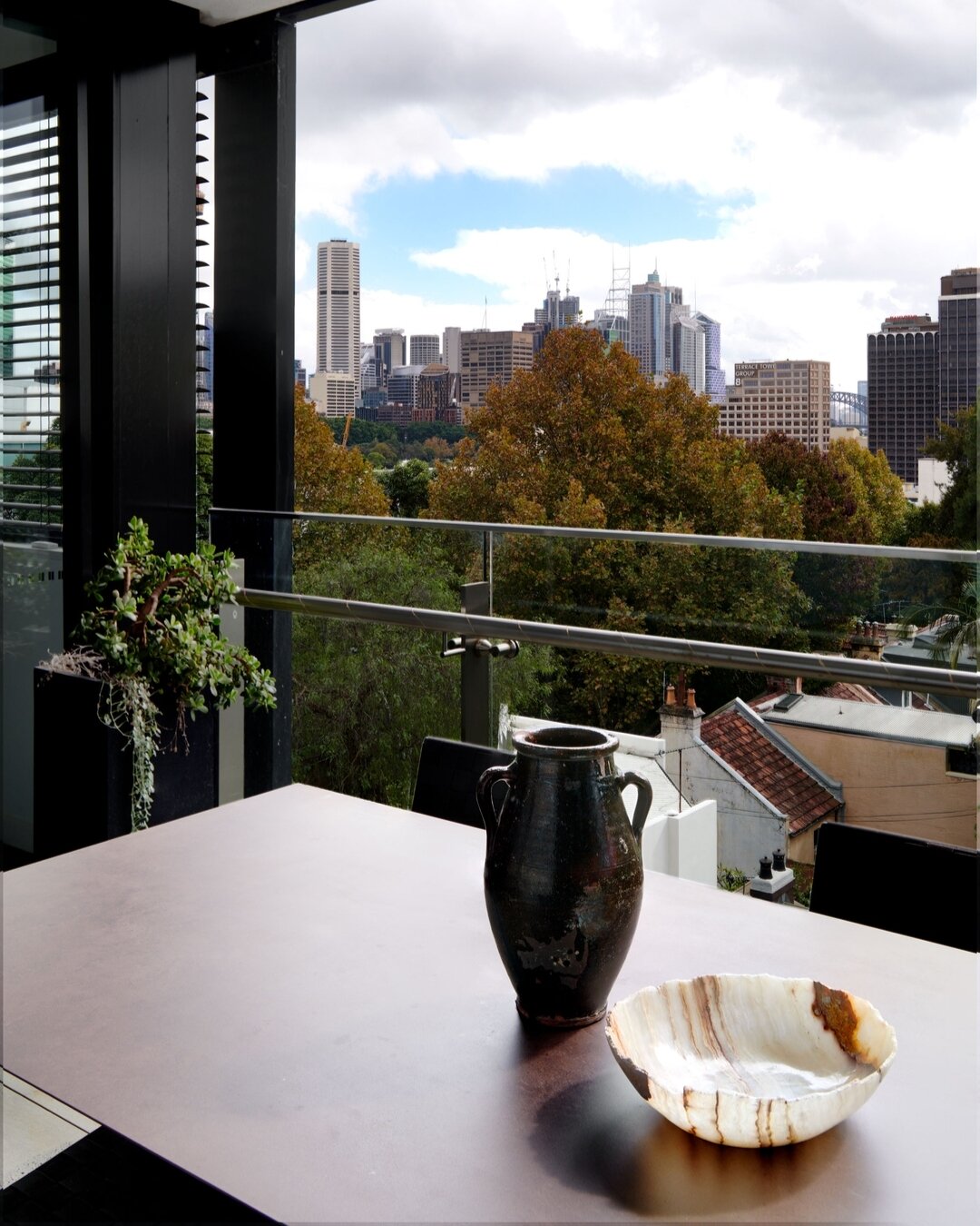 DARLINGHURST APARTMENT - Perched high above Darlinghurst, where cityscape meets serenity. Captivated by Sydney's charm, one view at a time.