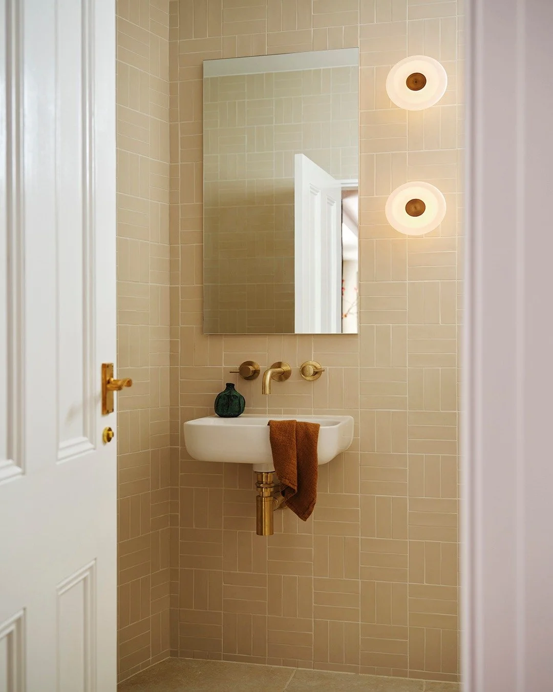 CHIPPENDALE TERRACE HOUSE &ndash; Space is always at a premium in terrace houses, but here we were able to carve out a full bathroom without compromise.
The basket weave motif continues into the wall tiling, paired with wall-mounted brass tapware and