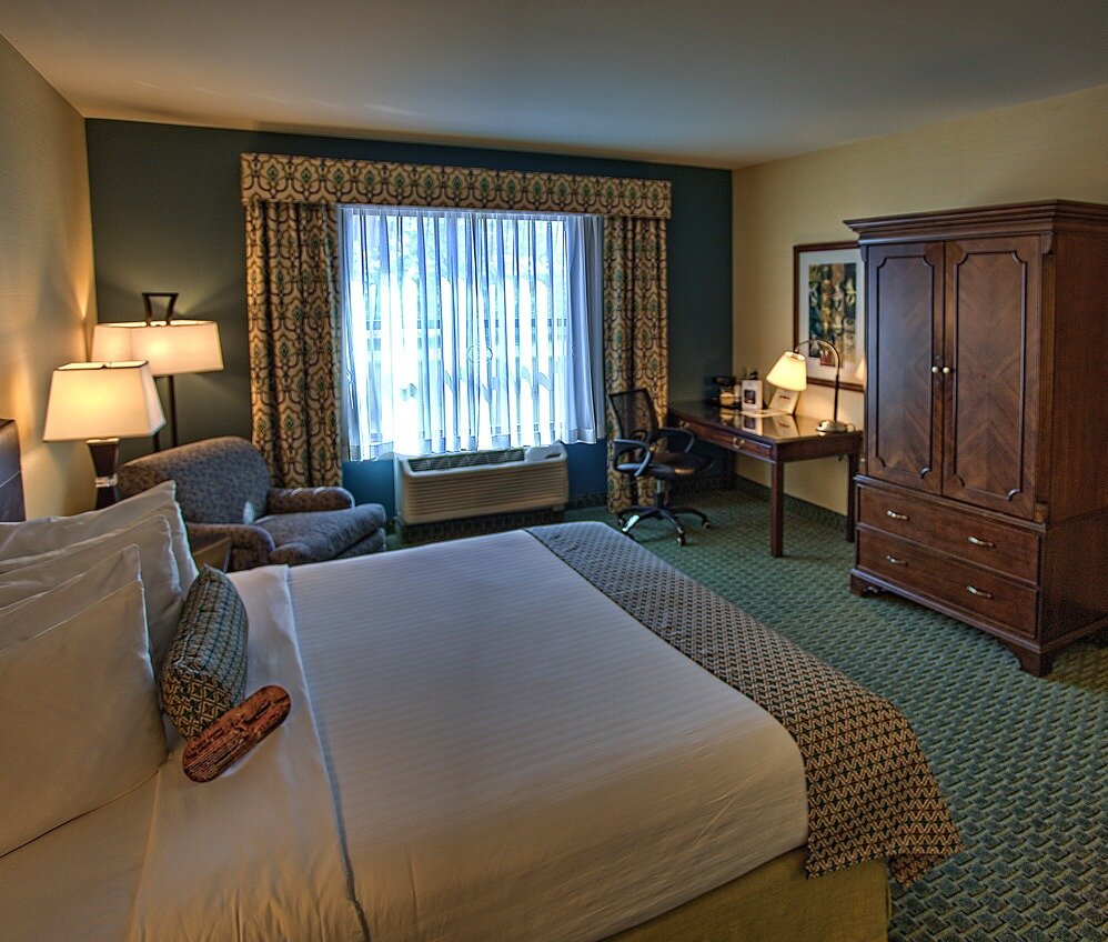 Deluxe-King-Suite-Room.jpg