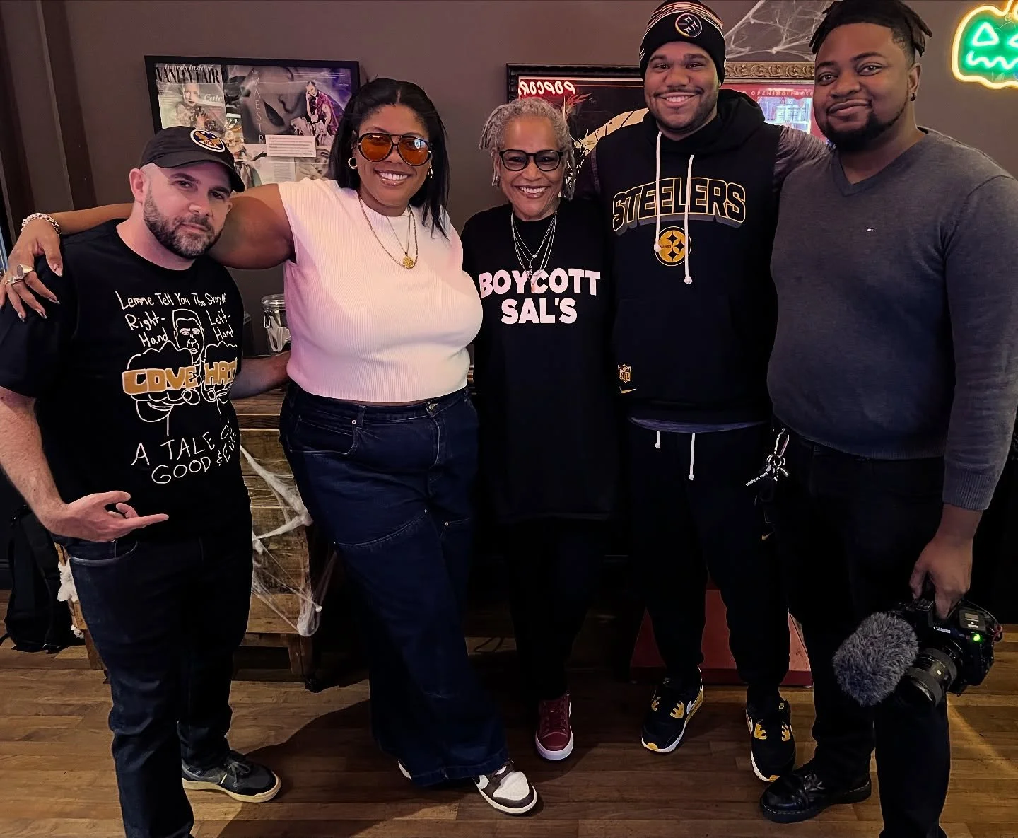 Those Nunn genres are strong! 💪 Last night for Bill Nunn Day. L-R w/ the homie @cydneypoppins2 (Bill&rsquo;s daughter), Sister, and Son + photographer extraordinaire @story_logic  Mucho thanks to @demeatriastyle for having me out to rock the event. 