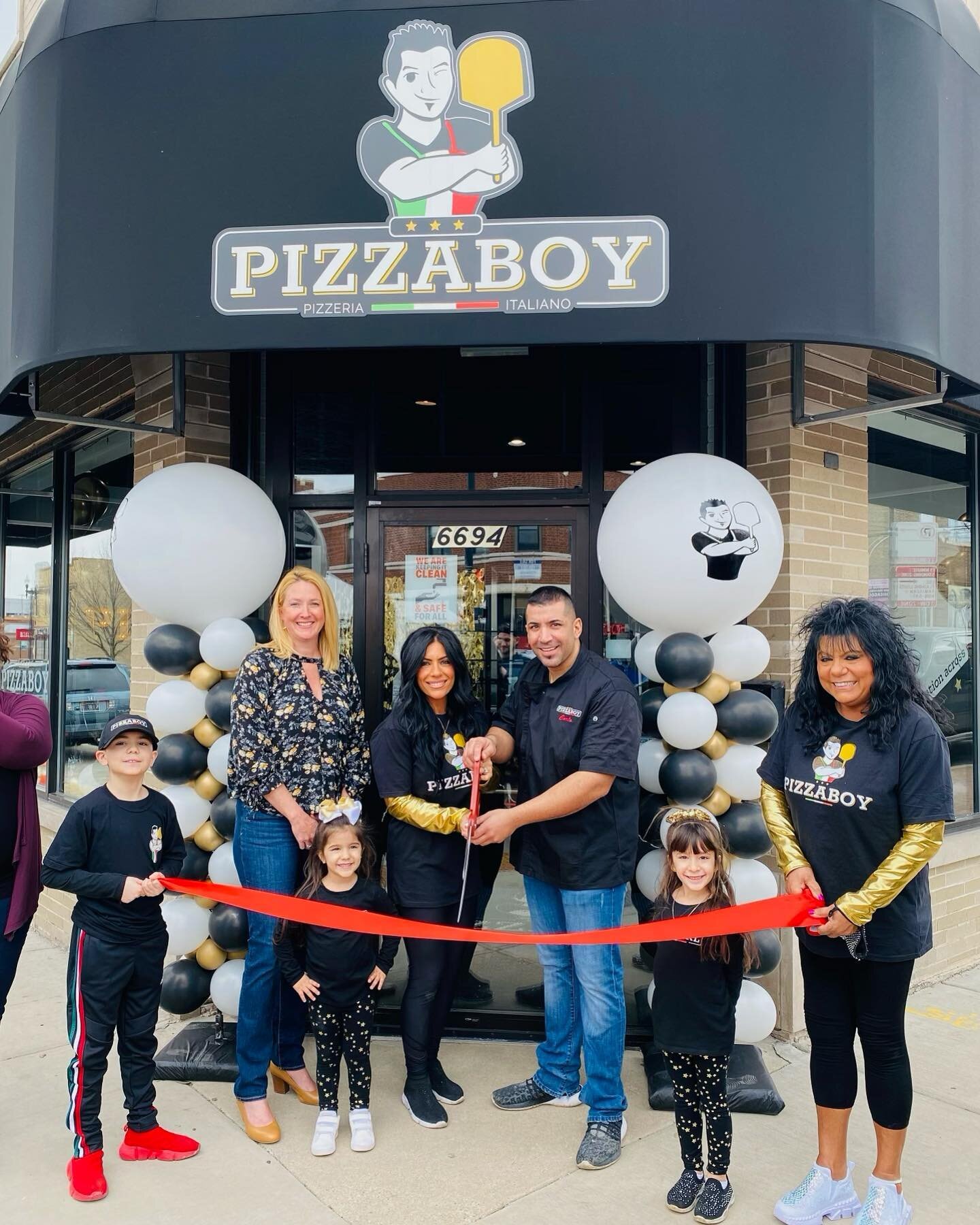 A day to remember as we are welcomed into the great neighborhood of #edisonpark @edisonparkchicago !!!! Look forward to bringing some delicious food and a fresh new vibe to OUR KIND OF TOWN CHICAGGGGGOOO!!!!!

-
-
 ⭐️⭐️⭐️💚🤍❤️⭐️⭐️⭐️
 @pizzaboychicag