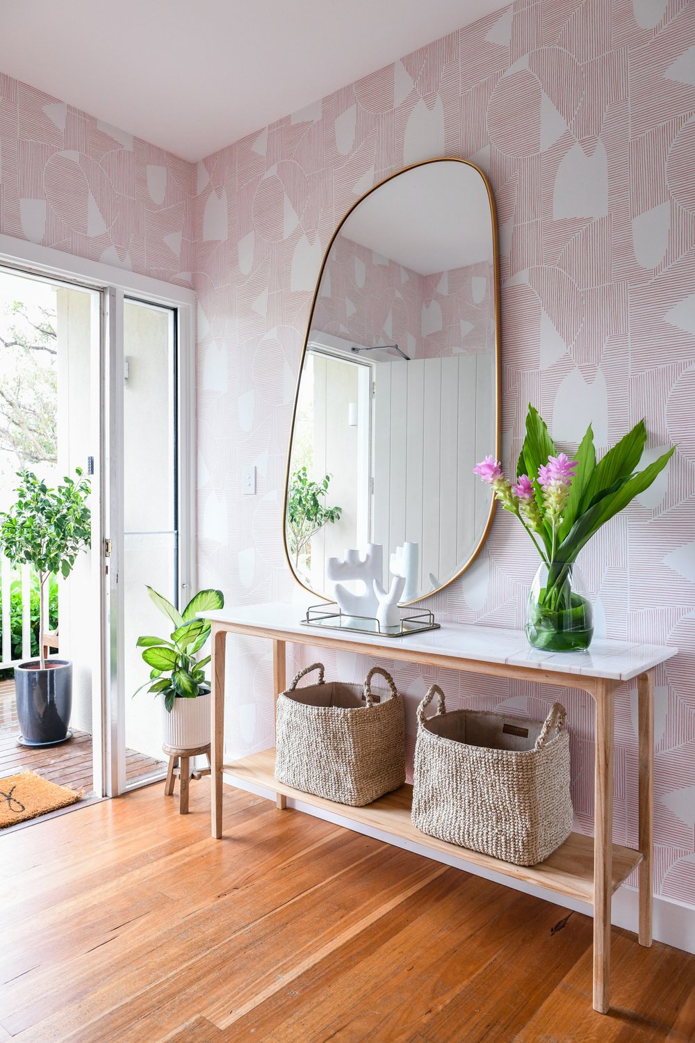 sydney_decorating_entry_console_wallpaper_pink