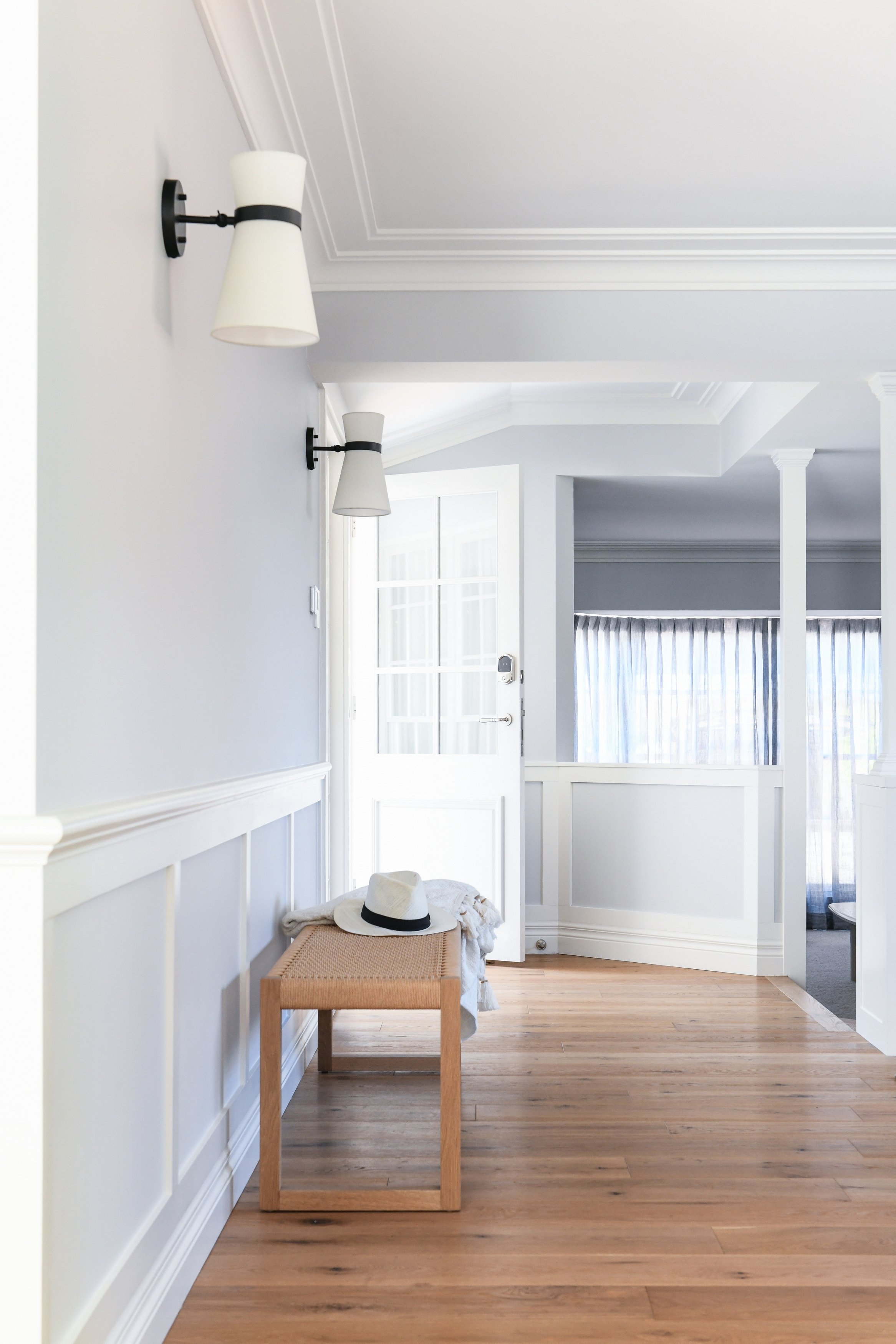 northern_beaches_entry_wall_sconce_wainscoting