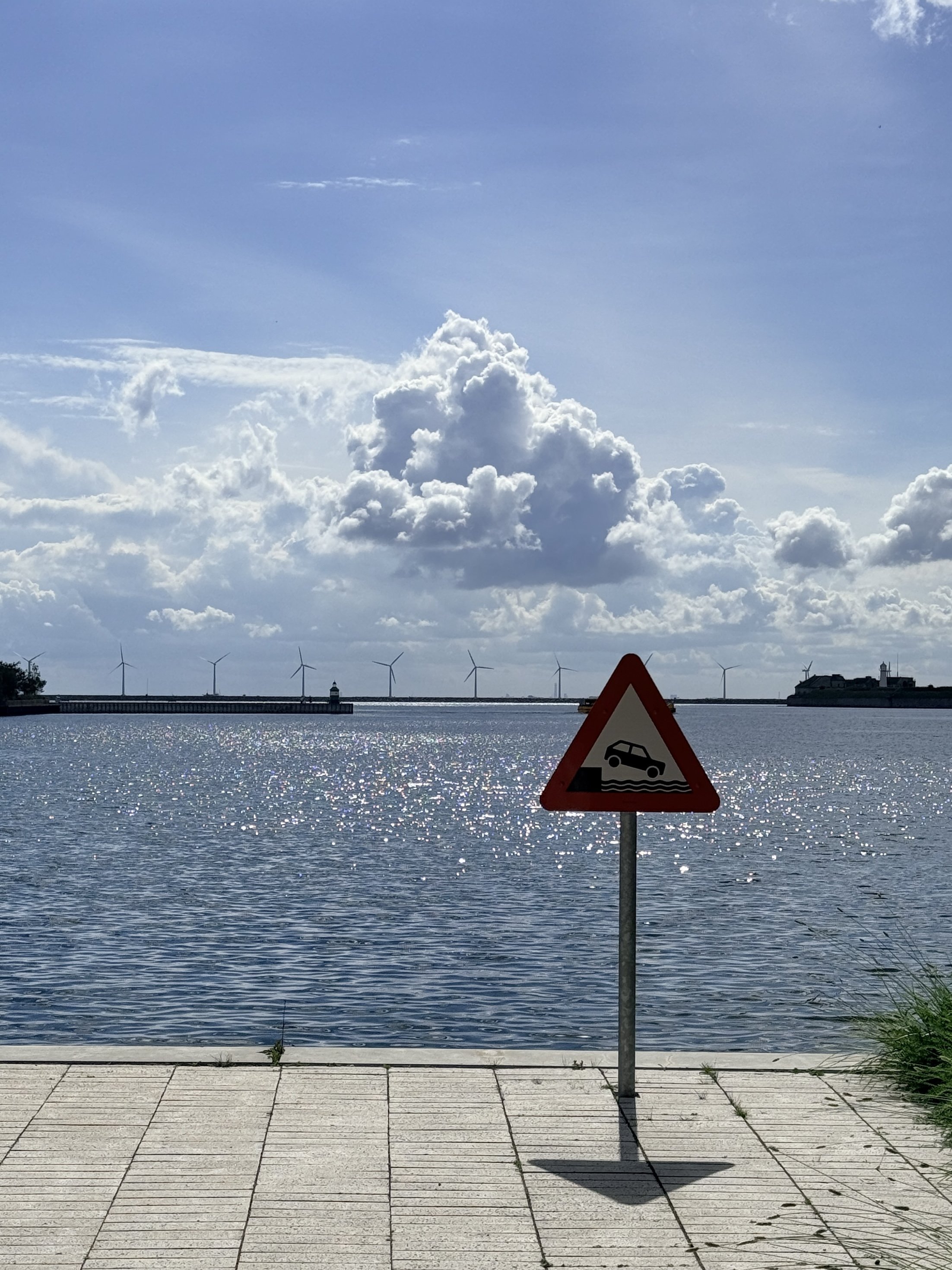 Copenhagen_do_not_drive_off_road_sign
