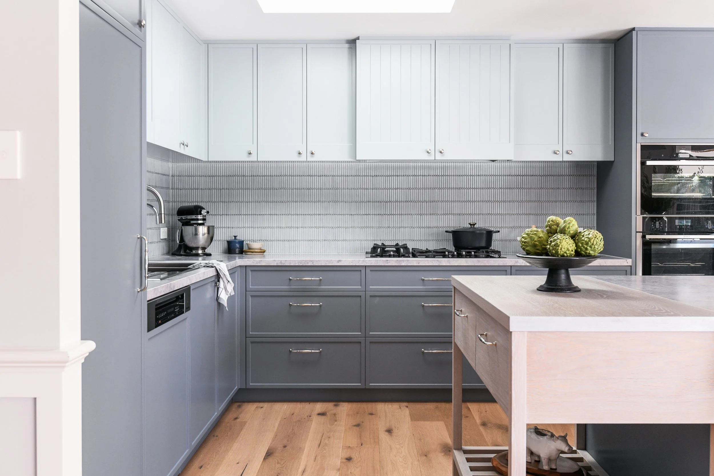 Shaker kitchen cabinets in two-tone blue