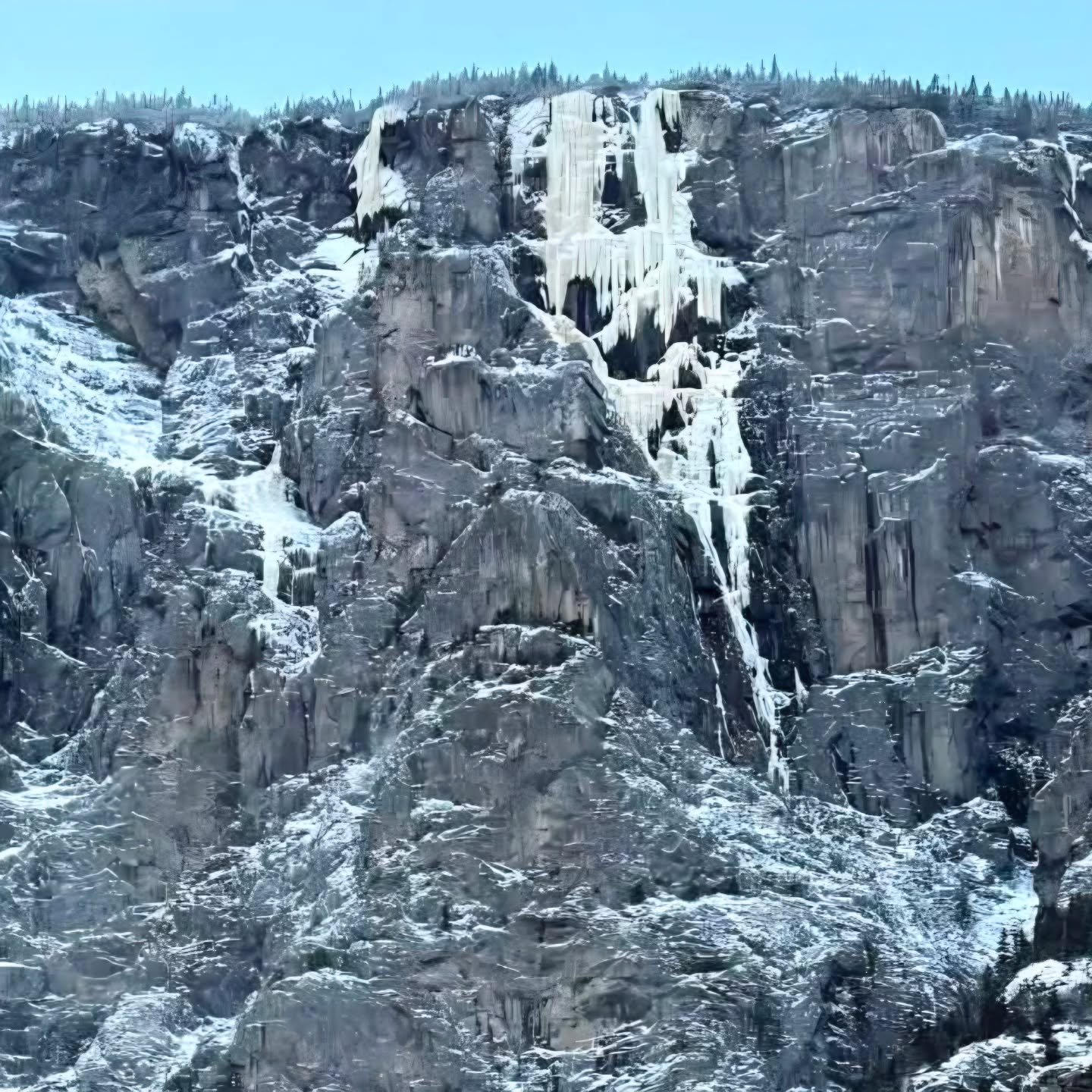 Quebec cold hits differently, but the gold ice climbing is amazing. A great trip, very nice to work in La Belle Province!