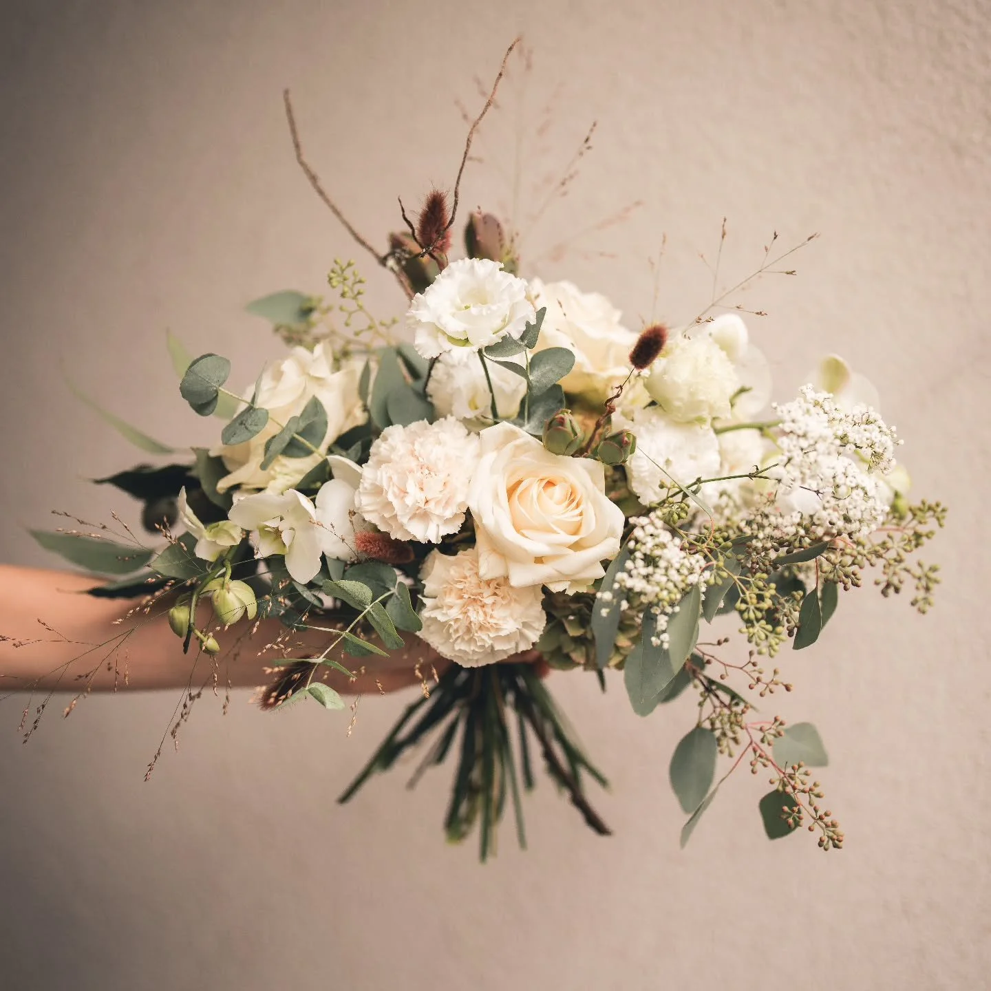 Jotain niin suloista, vintage, pehme&auml;&auml; ja kaunista.
Niist&auml;  on t&auml;m&auml; ihana joulukimppu tehty 🤎

#kukkaikkuna #joulukimppu #joulu #joulukattaus #joulu2025 #kukkiaverkossa #ekukka #kukkiakotiin #kukkal&auml;hetys #kukkakauppata