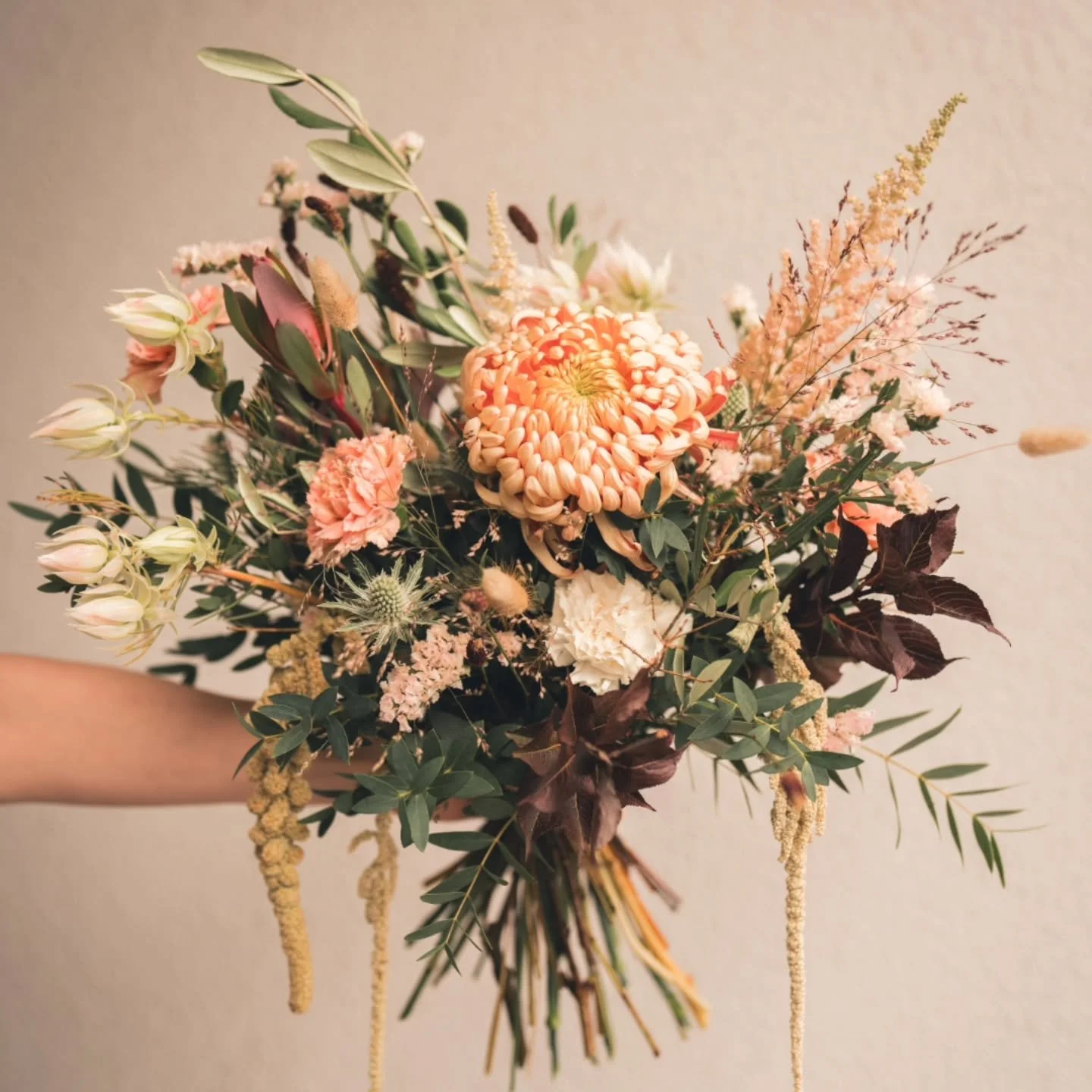 Marraskuun sateet ja tuulet v&auml;istyv&auml;t. 
Joulukuu saapuu tuoden mukanaan  toivon valkeasta joulusta🤍tunnelman, tuoksut, maut...

Joulu ja joulun kukka ihanuudet t&auml;ytt&auml;v&auml;t Kukkaikkunan.
Mm.t&auml;m&auml; kuvan kauneus l&ouml;y