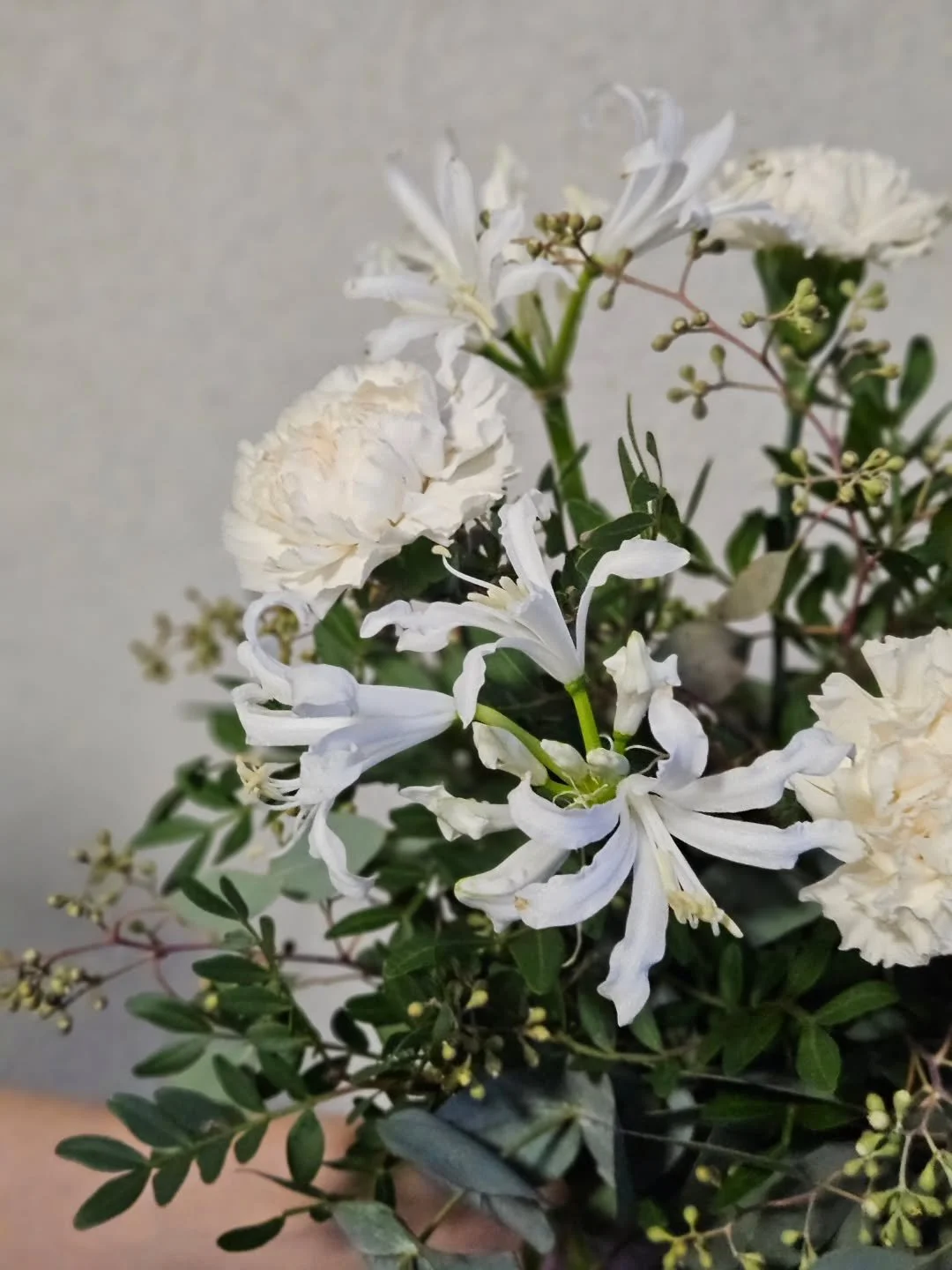 Vuosi tekee vaihtumistaan.Kuluva vuosi on ollut hyvin mieleenpainuva ja t&auml;ytel&auml;inen✨
Tuokoon 2026 meille kaikikille kauneutta, hyvyytt&auml; ja lempeytt&auml; 🤍
Sidomme t&auml;m&auml;n viikon mit&auml; kauneimpia kukituksia sinulle arkeen 