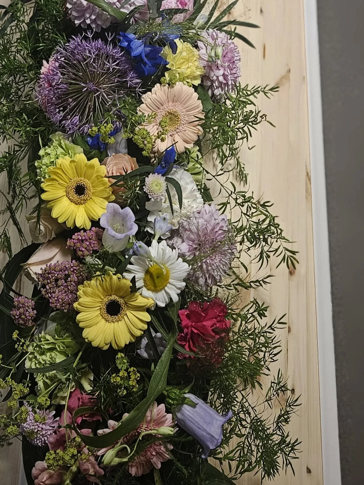 Kes&auml;inen tuulahdus tammikuun keskelle 🤍 T&auml;m&auml; kukkaketo saatteli rakkaan perheenj&auml;senen viimeiselle matkalleen.

Olemme syd&auml;mell&auml; mukana surun hetkiss&auml; ja meille on kunnia-asia toteuttaa kauniit, persoonalliset suru