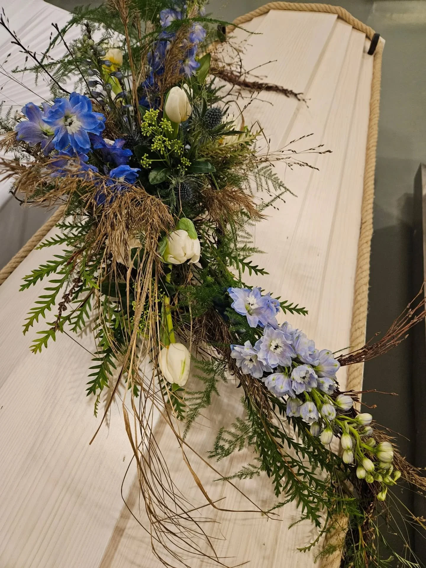 Lempeit&auml; aaltoja toivoen 🌬️

Veneen muotoisen arkun p&auml;&auml;lle toivottiin merta ja pehme&auml;&auml; aallokkoa kuvaavaa tunnelmaa. Runsaat luonnonmateriaalit ja orgaaninen muoto loivat herk&auml;n kauniin kokonaisuuden n&auml;ytt&auml;v&a