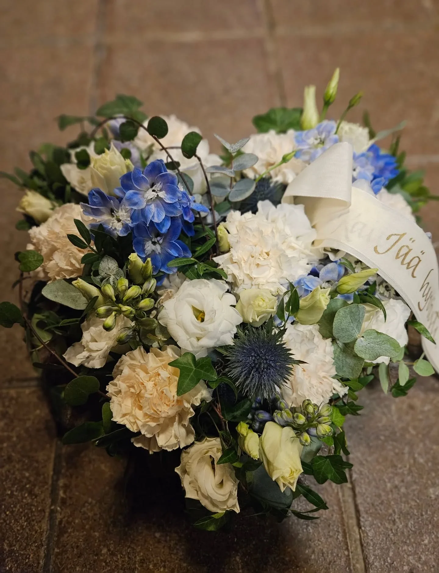 Syd&auml;melliset j&auml;&auml;hyv&auml;iset rakkaalle 🤍🍃

#kukkaikkuna #hautajaiskukat #floristitampere
#kivijalkakauppa