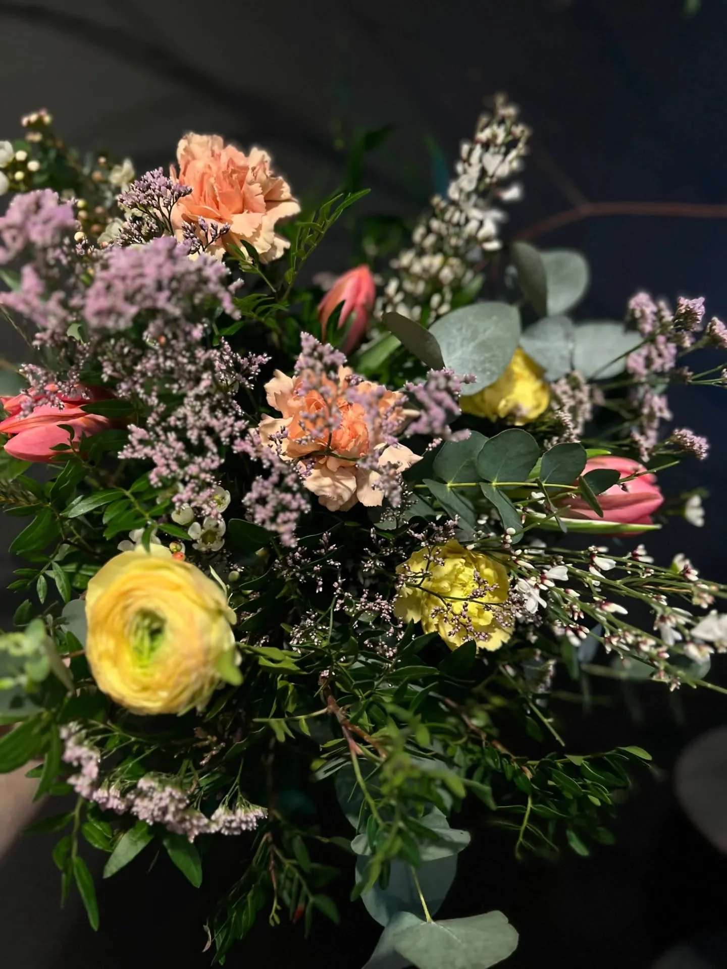 Pieni&auml; lupauksia kev&auml;&auml;st&auml; kukissa ja s&auml;&auml;tilassa 🌸💛 

Lempe&auml;&auml; viikonloppua!

#kukkakimppu #kukkakauppatampere #floristitampere #kivijalkakauppa #kev&auml;&auml;nkukat