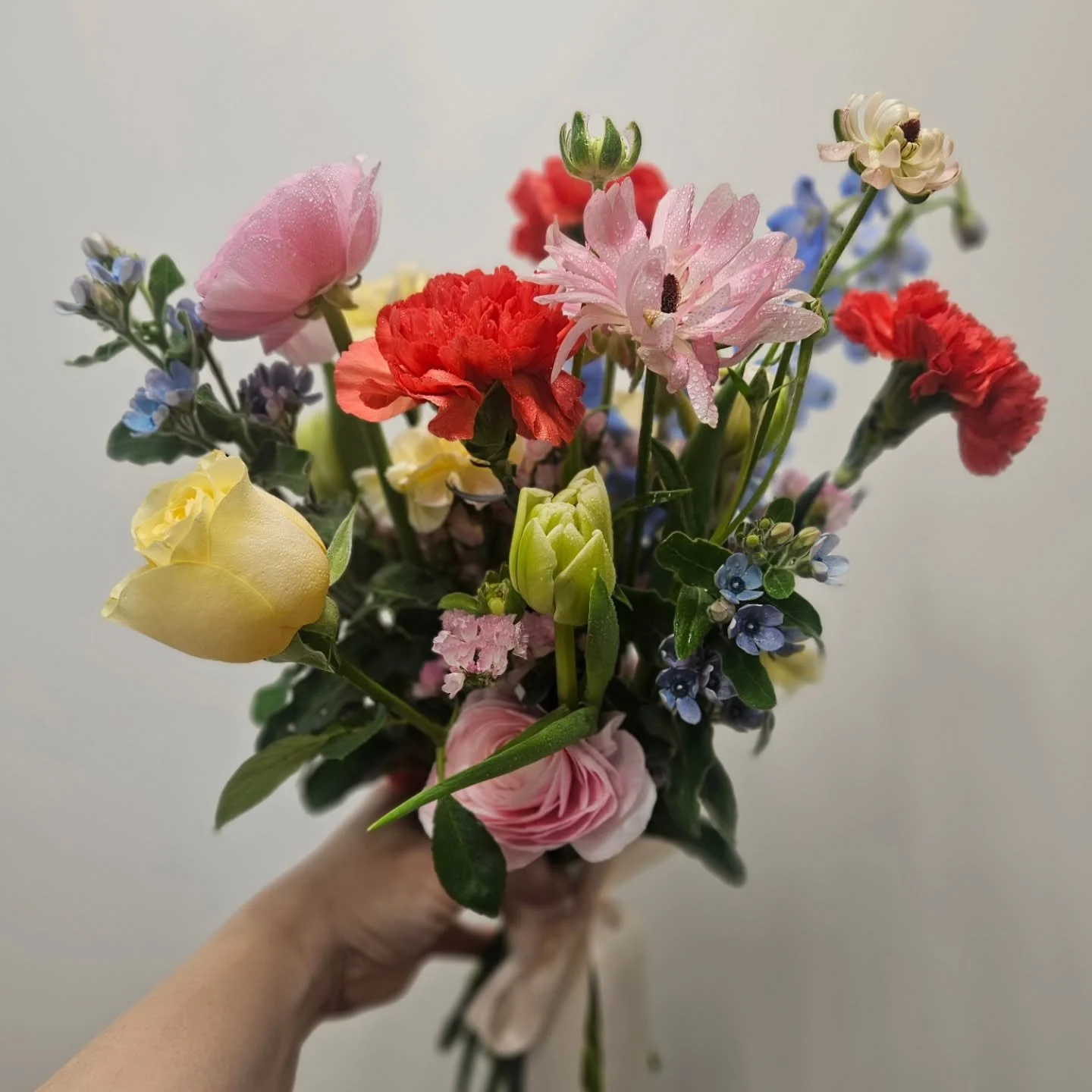 Pirte&auml;&auml; talvilomaa lomalaisille ja kaikille meille iloista kev&auml;&auml;n odotusta 😊 🌸 💛

#kimppu #kev&auml;tkukat #kukkaikkuna #kev&auml;t #kukkakimppu