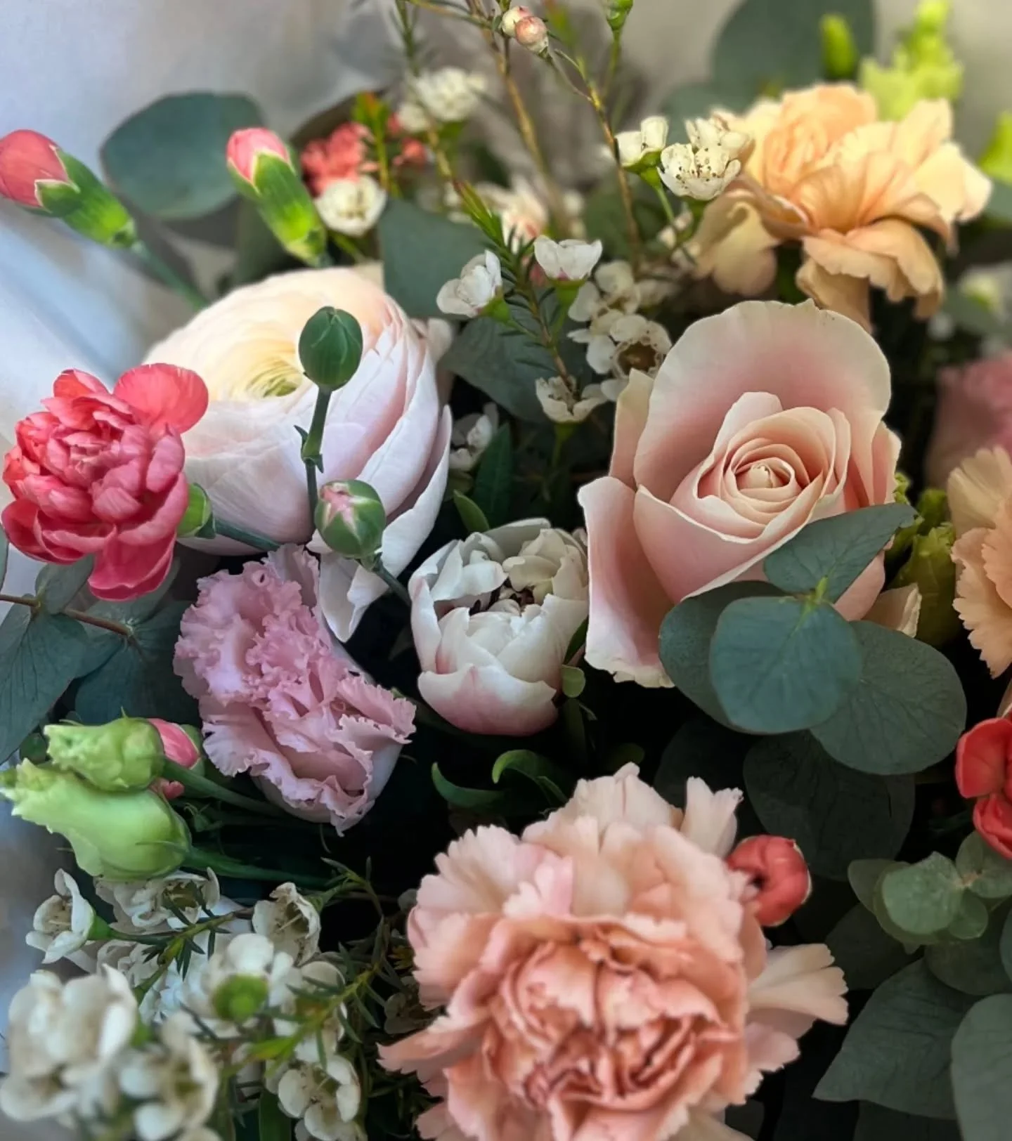 Ai ett&auml; miten ihanasti tuo alkava kev&auml;t synnytt&auml;&auml; taas uutta iloa, inspiraatiota ja innostusta 💛🩷 

Meill&auml; puoti pursuilee ihania hempeit&auml; ja v&auml;rikk&auml;it&auml; kukkaherkkuja, tervetuloa! ✨

T&auml;ll&auml; viik